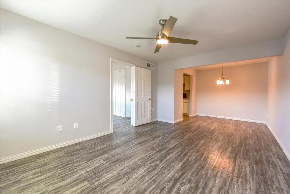 Apartment For Rent in Dallas County , 5122 Gaston Avenue 22-J, Dallas, Texas 75214, 1 Bedroom, 1 Bathroom, Garage spaces, 620 Sqft, built in 1958, mls#21377214, Real Estate Agent in Dallas, Homes For Rent in Dallas county, Homes For Rent in Dallas, Realtor in Dallas Texas, Real Estate Brokerage Independent Realty Texas, Luminita Cordes Realtor