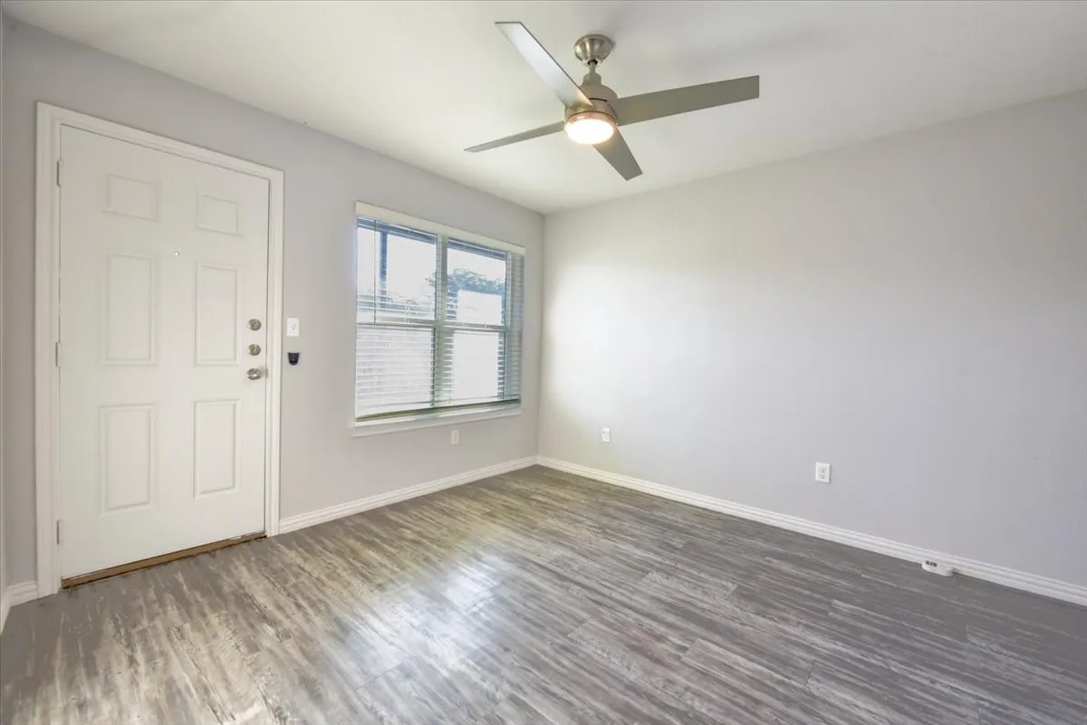 Apartment For Rent in Dallas County , 5122 Gaston Avenue 22-J, Dallas, Texas 75214, 1 Bedroom, 1 Bathroom, Garage spaces, 620 Sqft, built in 1958, mls#21377214, Real Estate Agent in Dallas, Homes For Rent in Dallas county, Homes For Rent in Dallas, Realtor in Dallas Texas, Real Estate Brokerage Independent Realty Texas, Luminita Cordes Realtor