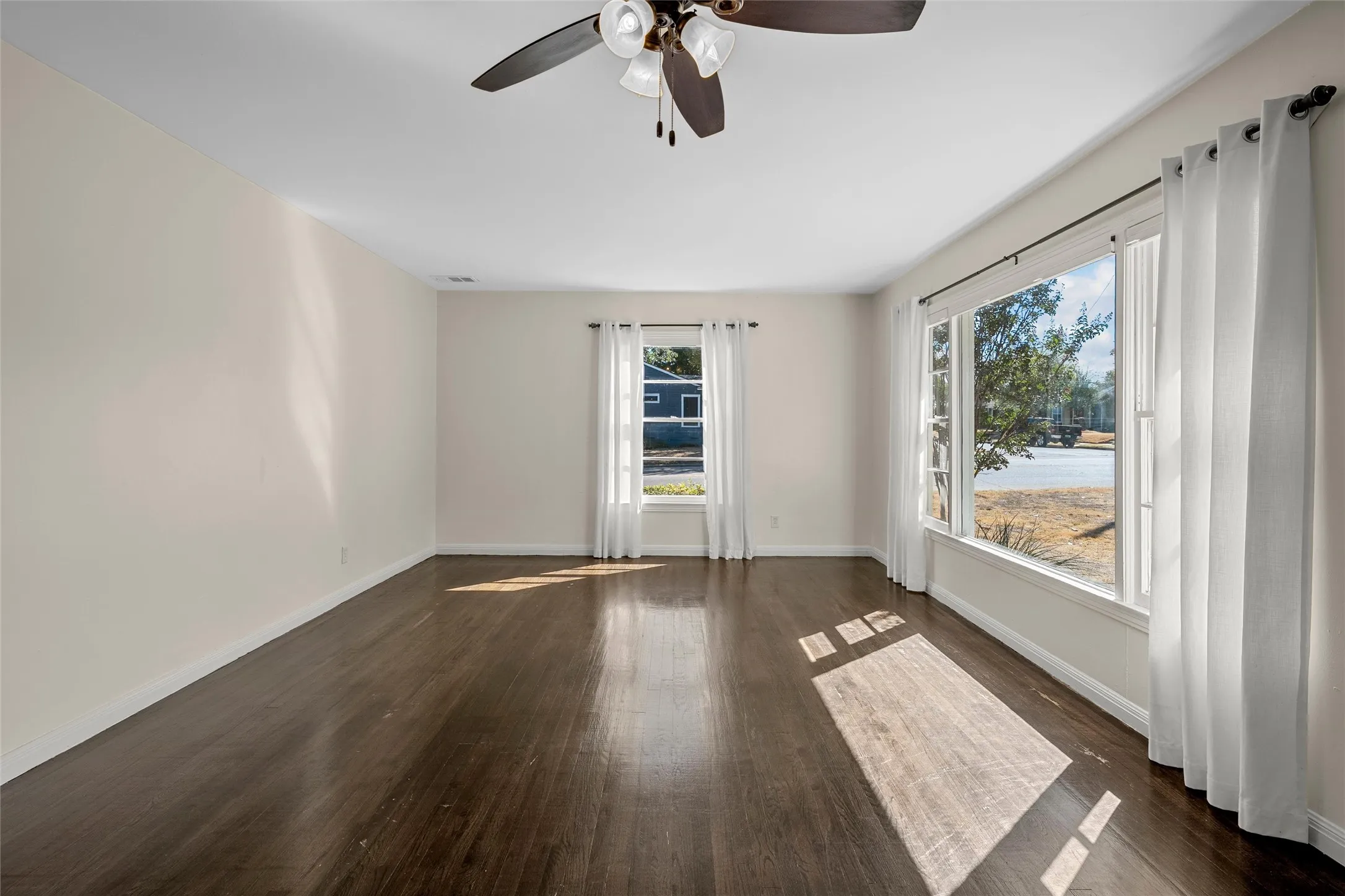 Single Family Residence For Sale in Mc Lennan County , 3801 Grim Avenue, Waco, Texas 76710, 3 Bedroom, 2 Bathroom, 1 Garage spaces, 1,480 Sqft, built in 1952, mls#21374811, Real Estate Agent in Waco, Homes For Sale in Mc Lennan county, Homes For Sale in Waco, Realtor in Waco Texas, Real Estate Brokerage Independent Realty Texas, Luminita Cordes Realtor