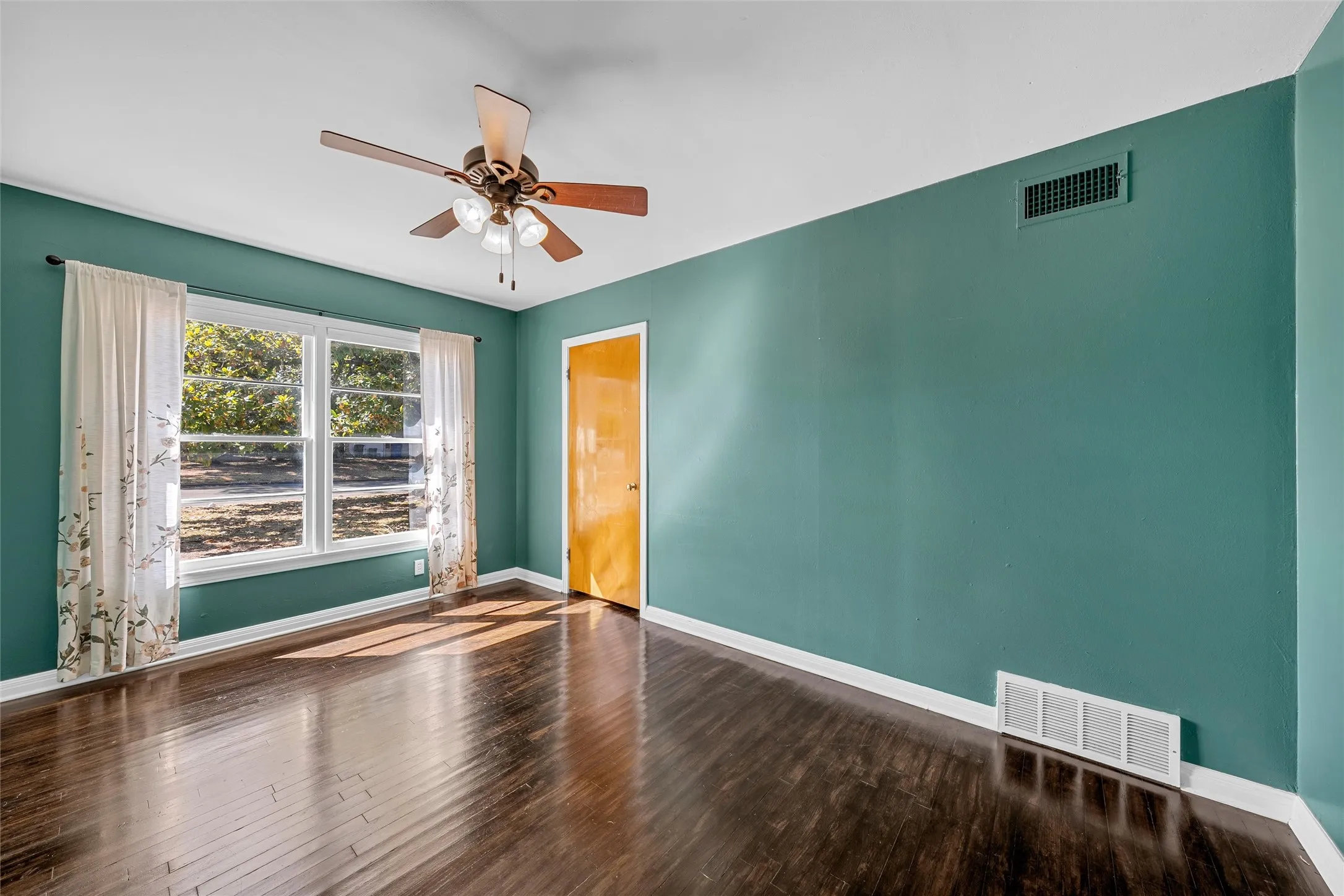 Single Family Residence For Sale in Mc Lennan County , 3801 Grim Avenue, Waco, Texas 76710, 3 Bedroom, 2 Bathroom, 1 Garage spaces, 1,480 Sqft, built in 1952, mls#21374811, Real Estate Agent in Waco, Homes For Sale in Mc Lennan county, Homes For Sale in Waco, Realtor in Waco Texas, Real Estate Brokerage Independent Realty Texas, Luminita Cordes Realtor