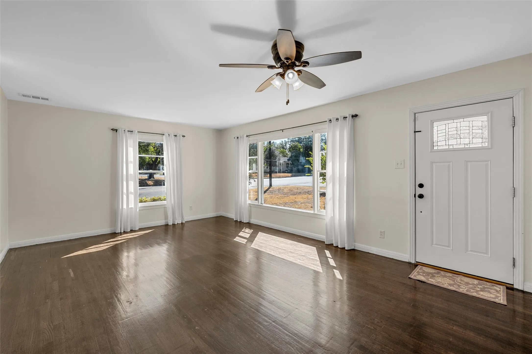 Single Family Residence For Sale in Mc Lennan County , 3801 Grim Avenue, Waco, Texas 76710, 3 Bedroom, 2 Bathroom, 1 Garage spaces, 1,480 Sqft, built in 1952, mls#21374811, Real Estate Agent in Waco, Homes For Sale in Mc Lennan county, Homes For Sale in Waco, Realtor in Waco Texas, Real Estate Brokerage Independent Realty Texas, Luminita Cordes Realtor