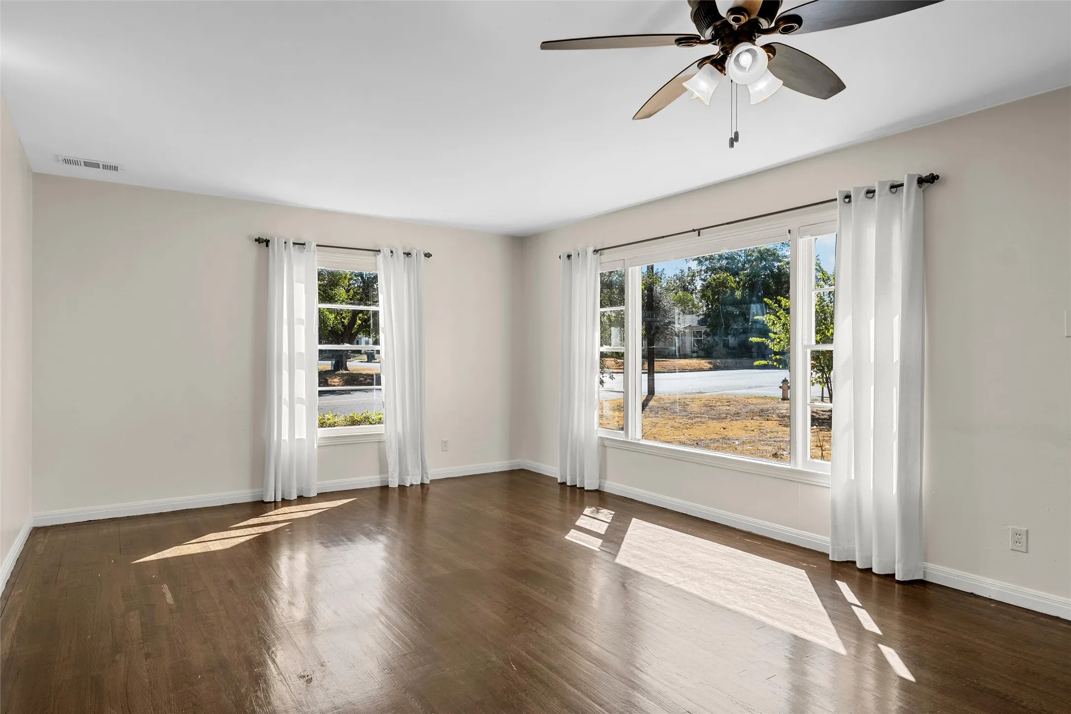 Single Family Residence For Sale in Mc Lennan County , 3801 Grim Avenue, Waco, Texas 76710, 3 Bedroom, 2 Bathroom, 1 Garage spaces, 1,480 Sqft, built in 1952, mls#21374811, Real Estate Agent in Waco, Homes For Sale in Mc Lennan county, Homes For Sale in Waco, Realtor in Waco Texas, Real Estate Brokerage Independent Realty Texas, Luminita Cordes Realtor