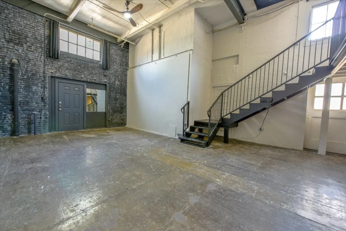 Apartment For Rent in Dallas County , 2501 S Harwood Street 12, Dallas, Texas 75215, 1 Bedroom, 1 Bathroom, Garage spaces, 833 Sqft, built in 1915, mls#21377222, Real Estate Agent in Dallas, Homes For Rent in Dallas county, Homes For Rent in Dallas, Realtor in Dallas Texas, Real Estate Brokerage Independent Realty Texas, Luminita Cordes Realtor