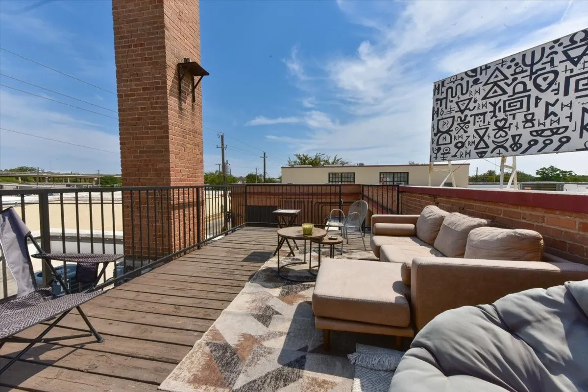 Apartment For Rent in Dallas County , 2501 S Harwood Street 12, Dallas, Texas 75215, 1 Bedroom, 1 Bathroom, Garage spaces, 833 Sqft, built in 1915, mls#21377222, Real Estate Agent in Dallas, Homes For Rent in Dallas county, Homes For Rent in Dallas, Realtor in Dallas Texas, Real Estate Brokerage Independent Realty Texas, Luminita Cordes Realtor