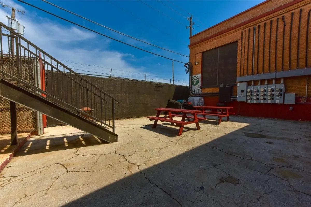 Apartment For Rent in Dallas County , 2501 S Harwood Street 12, Dallas, Texas 75215, 1 Bedroom, 1 Bathroom, Garage spaces, 833 Sqft, built in 1915, mls#21377222, Real Estate Agent in Dallas, Homes For Rent in Dallas county, Homes For Rent in Dallas, Realtor in Dallas Texas, Real Estate Brokerage Independent Realty Texas, Luminita Cordes Realtor