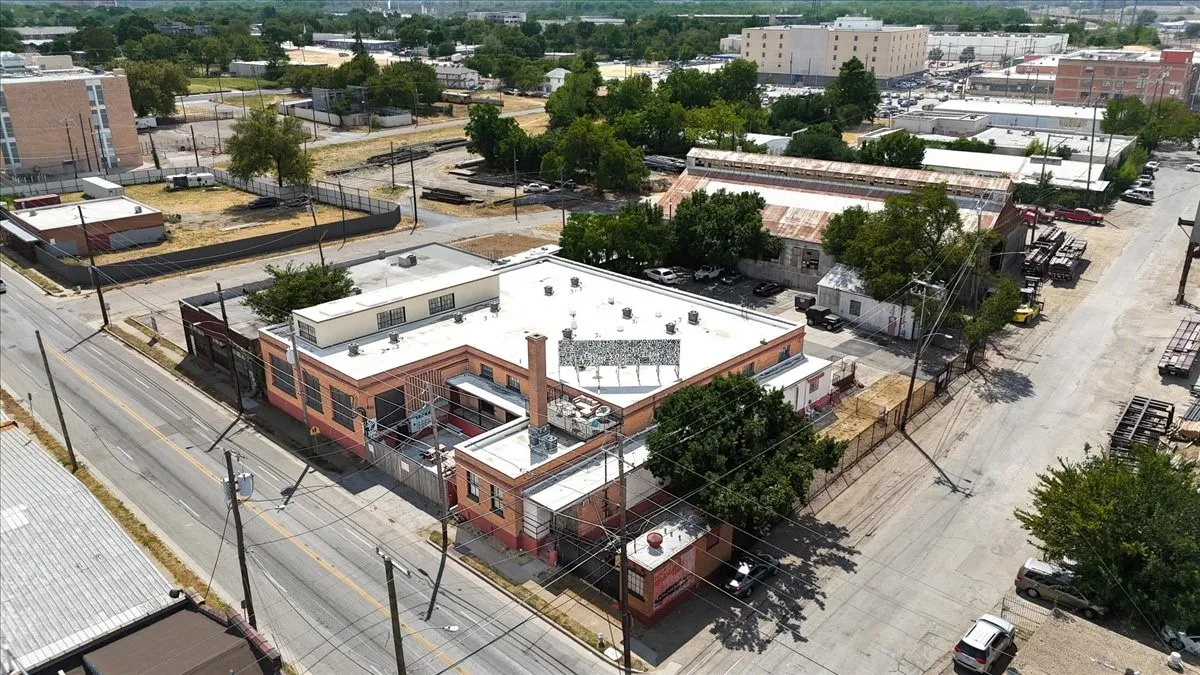 Apartment For Rent in Dallas County , 2501 S Harwood Street 12, Dallas, Texas 75215, 1 Bedroom, 1 Bathroom, Garage spaces, 833 Sqft, built in 1915, mls#21377222, Real Estate Agent in Dallas, Homes For Rent in Dallas county, Homes For Rent in Dallas, Realtor in Dallas Texas, Real Estate Brokerage Independent Realty Texas, Luminita Cordes Realtor