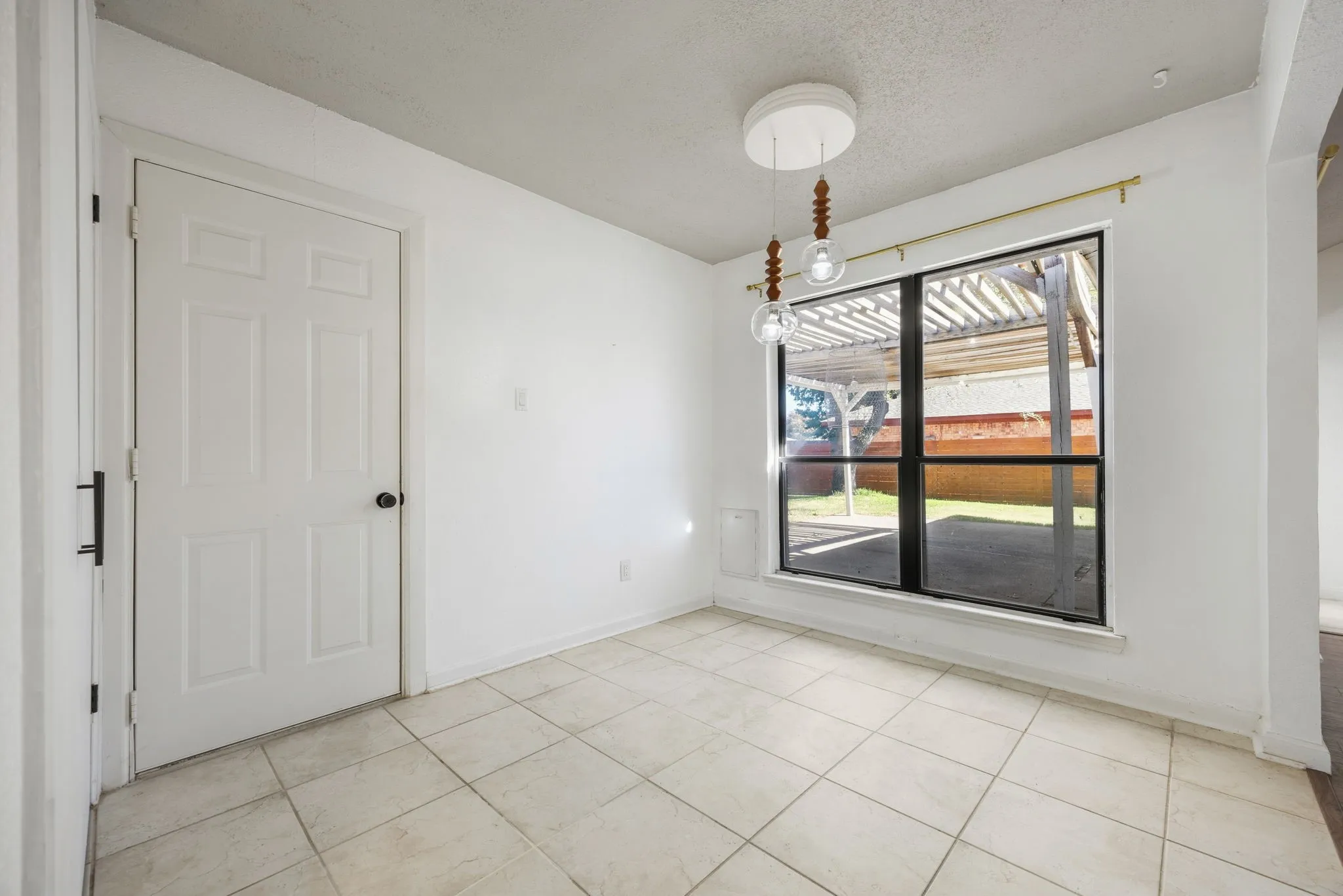 Single Family Residence For Sale in Dallas County , 2417 Idlewood Drive, Garland, Texas 75040, 3 Bedroom, 2 Bathroom, 2 Garage spaces, 1,904 Sqft, built in 1983, mls#21376964, Real Estate Agent in Garland, Homes For Sale in Dallas county, Homes For Sale in Garland, Realtor in Garland Texas, Real Estate Brokerage Independent Realty Texas, Luminita Cordes Realtor