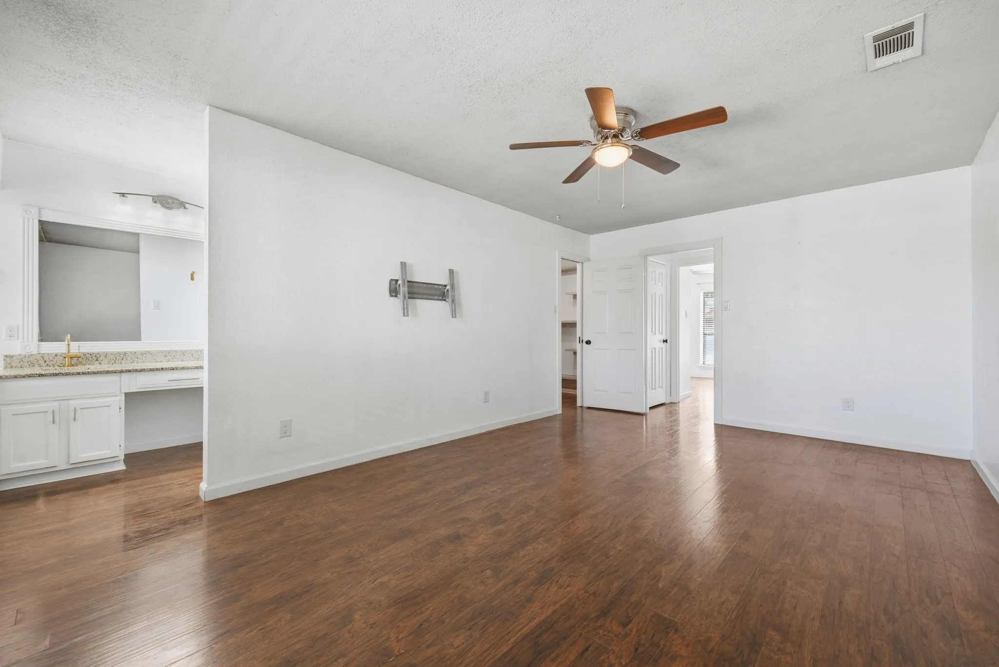 Single Family Residence For Sale in Dallas County , 2417 Idlewood Drive, Garland, Texas 75040, 3 Bedroom, 2 Bathroom, 2 Garage spaces, 1,904 Sqft, built in 1983, mls#21376964, Real Estate Agent in Garland, Homes For Sale in Dallas county, Homes For Sale in Garland, Realtor in Garland Texas, Real Estate Brokerage Independent Realty Texas, Luminita Cordes Realtor
