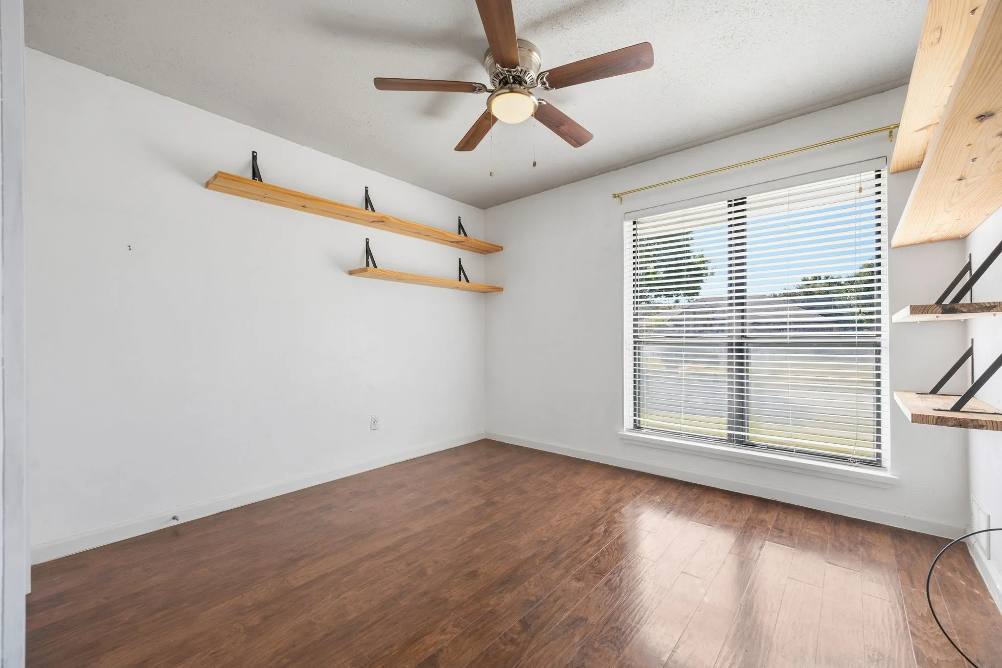 Single Family Residence For Sale in Dallas County , 2417 Idlewood Drive, Garland, Texas 75040, 3 Bedroom, 2 Bathroom, 2 Garage spaces, 1,904 Sqft, built in 1983, mls#21376964, Real Estate Agent in Garland, Homes For Sale in Dallas county, Homes For Sale in Garland, Realtor in Garland Texas, Real Estate Brokerage Independent Realty Texas, Luminita Cordes Realtor