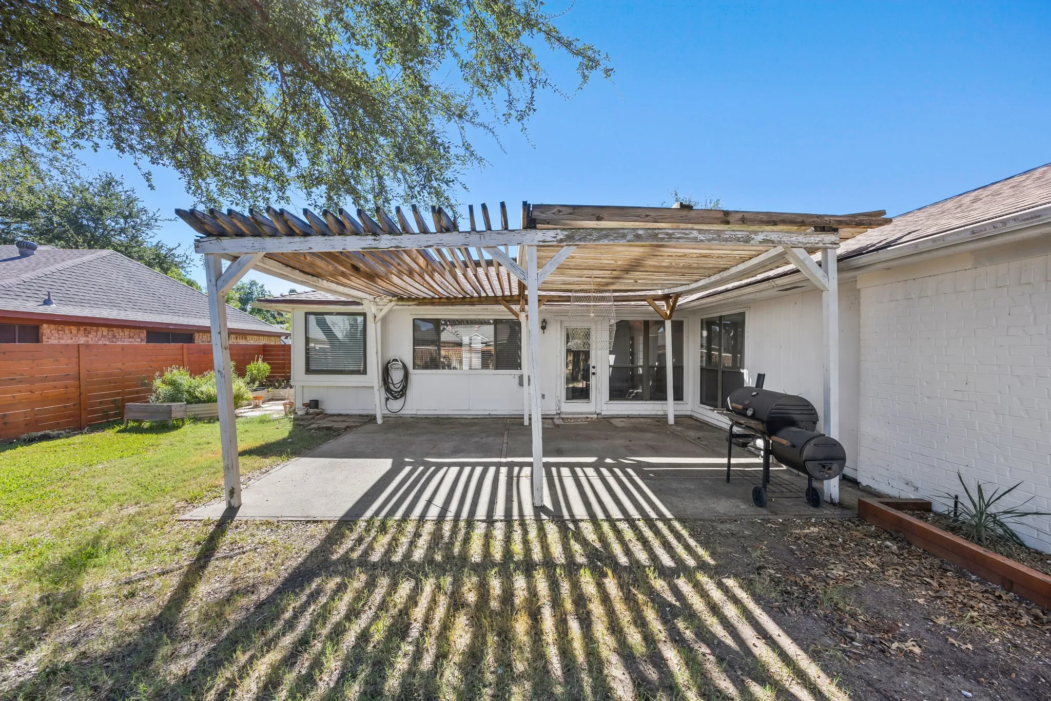 Single Family Residence For Sale in Dallas County , 2417 Idlewood Drive, Garland, Texas 75040, 3 Bedroom, 2 Bathroom, 2 Garage spaces, 1,904 Sqft, built in 1983, mls#21376964, Real Estate Agent in Garland, Homes For Sale in Dallas county, Homes For Sale in Garland, Realtor in Garland Texas, Real Estate Brokerage Independent Realty Texas, Luminita Cordes Realtor