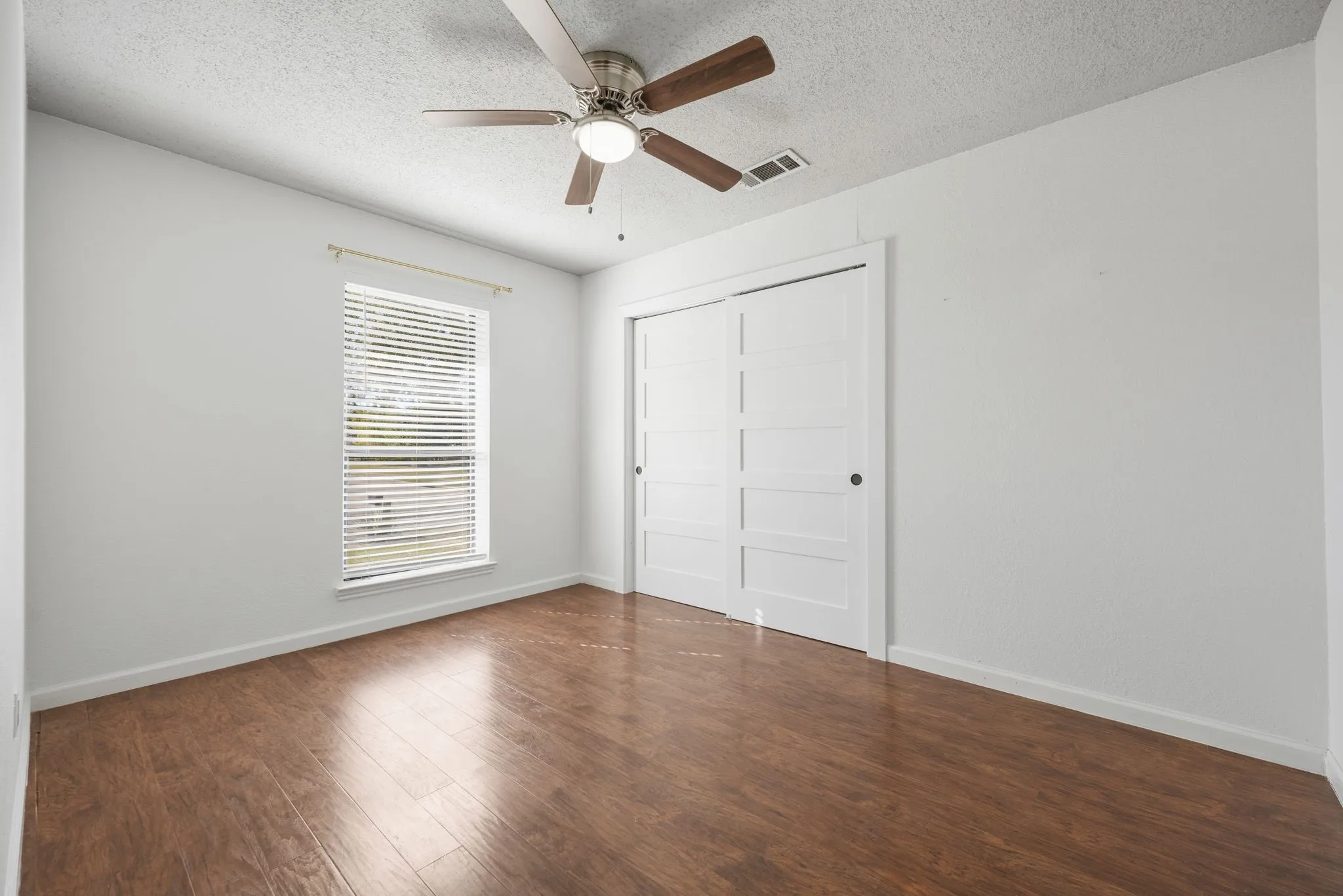 Single Family Residence For Sale in Dallas County , 2417 Idlewood Drive, Garland, Texas 75040, 3 Bedroom, 2 Bathroom, 2 Garage spaces, 1,904 Sqft, built in 1983, mls#21376964, Real Estate Agent in Garland, Homes For Sale in Dallas county, Homes For Sale in Garland, Realtor in Garland Texas, Real Estate Brokerage Independent Realty Texas, Luminita Cordes Realtor