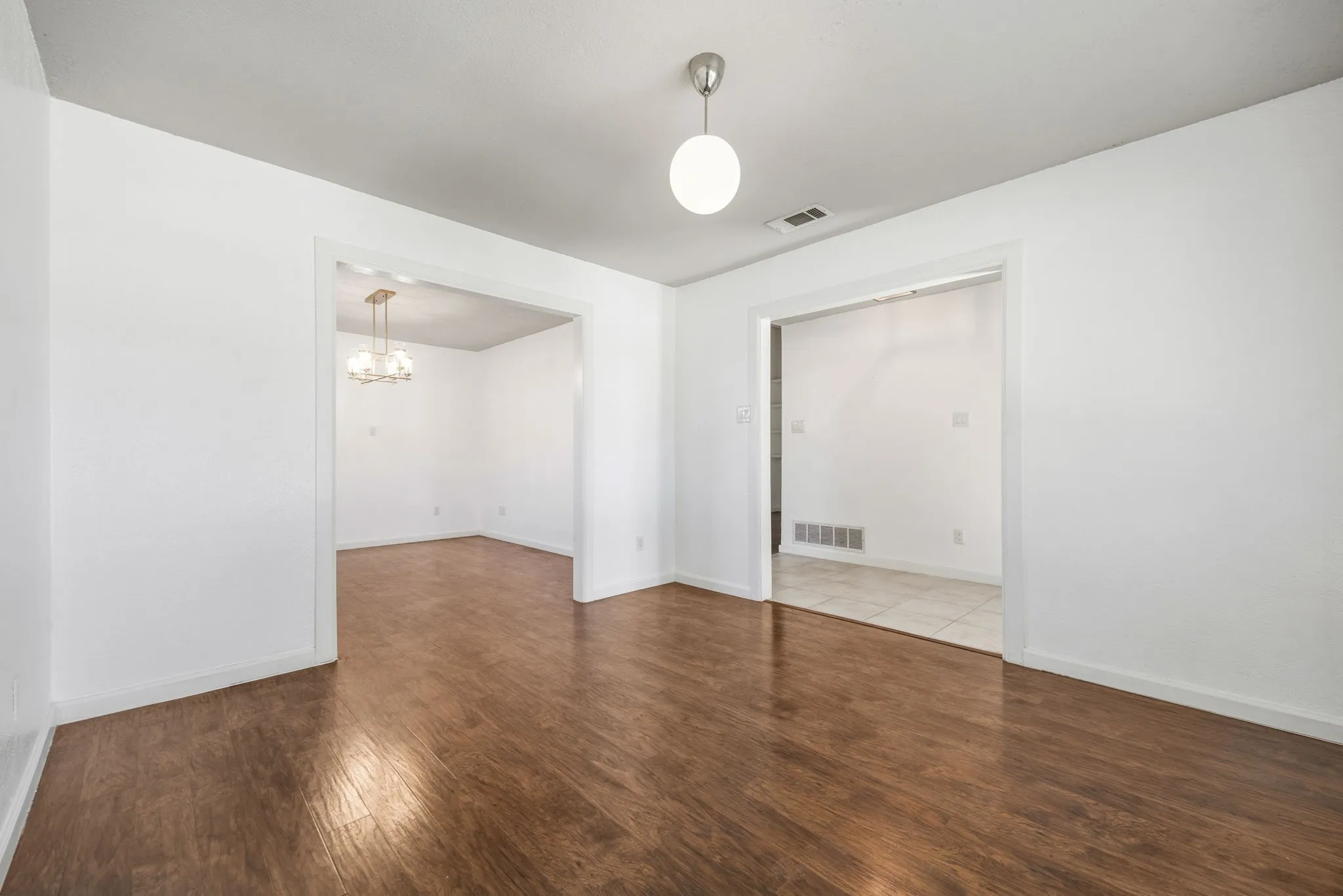 Single Family Residence For Sale in Dallas County , 2417 Idlewood Drive, Garland, Texas 75040, 3 Bedroom, 2 Bathroom, 2 Garage spaces, 1,904 Sqft, built in 1983, mls#21376964, Real Estate Agent in Garland, Homes For Sale in Dallas county, Homes For Sale in Garland, Realtor in Garland Texas, Real Estate Brokerage Independent Realty Texas, Luminita Cordes Realtor