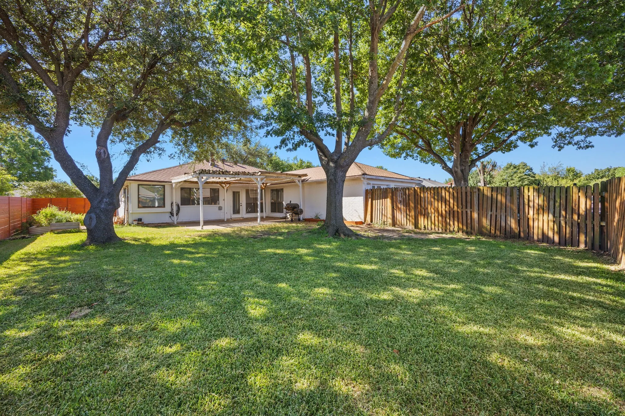 Single Family Residence For Sale in Dallas County , 2417 Idlewood Drive, Garland, Texas 75040, 3 Bedroom, 2 Bathroom, 2 Garage spaces, 1,904 Sqft, built in 1983, mls#21376964, Real Estate Agent in Garland, Homes For Sale in Dallas county, Homes For Sale in Garland, Realtor in Garland Texas, Real Estate Brokerage Independent Realty Texas, Luminita Cordes Realtor
