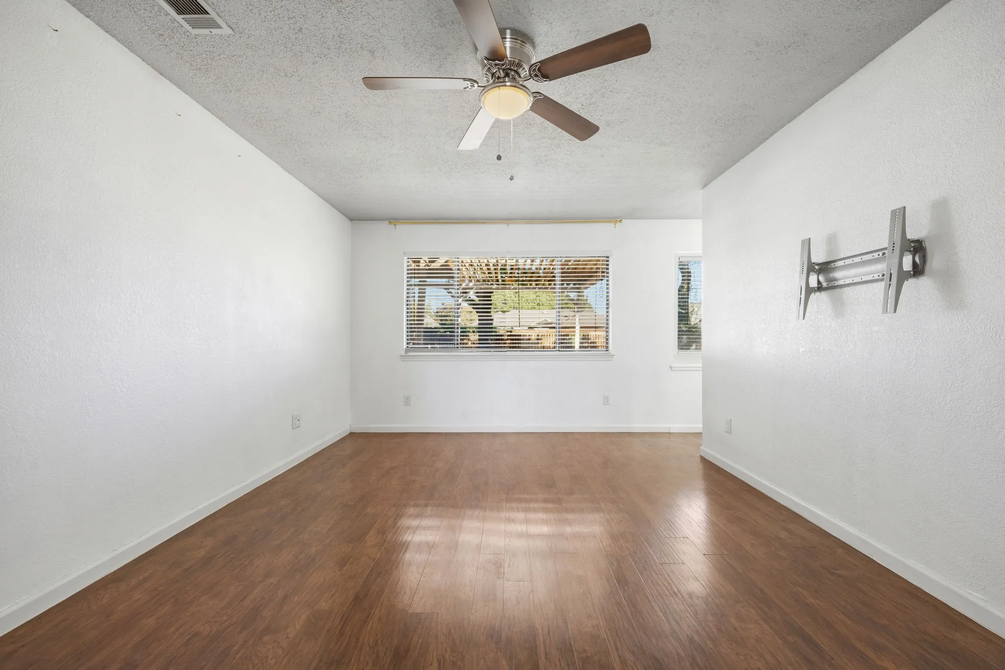 Single Family Residence For Sale in Dallas County , 2417 Idlewood Drive, Garland, Texas 75040, 3 Bedroom, 2 Bathroom, 2 Garage spaces, 1,904 Sqft, built in 1983, mls#21376964, Real Estate Agent in Garland, Homes For Sale in Dallas county, Homes For Sale in Garland, Realtor in Garland Texas, Real Estate Brokerage Independent Realty Texas, Luminita Cordes Realtor