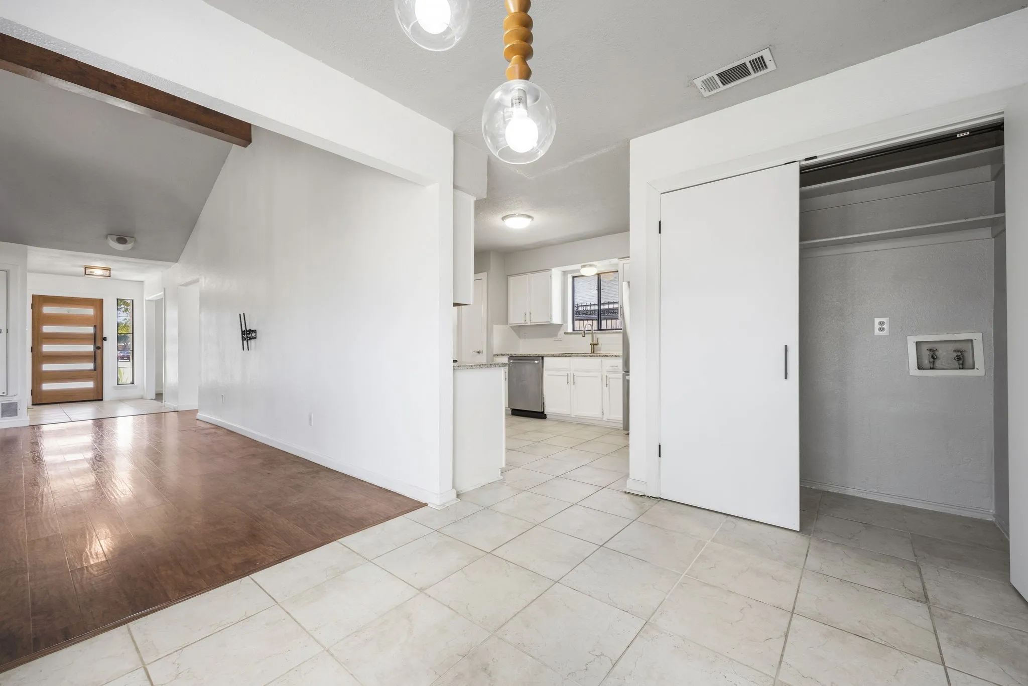 Single Family Residence For Sale in Dallas County , 2417 Idlewood Drive, Garland, Texas 75040, 3 Bedroom, 2 Bathroom, 2 Garage spaces, 1,904 Sqft, built in 1983, mls#21376964, Real Estate Agent in Garland, Homes For Sale in Dallas county, Homes For Sale in Garland, Realtor in Garland Texas, Real Estate Brokerage Independent Realty Texas, Luminita Cordes Realtor