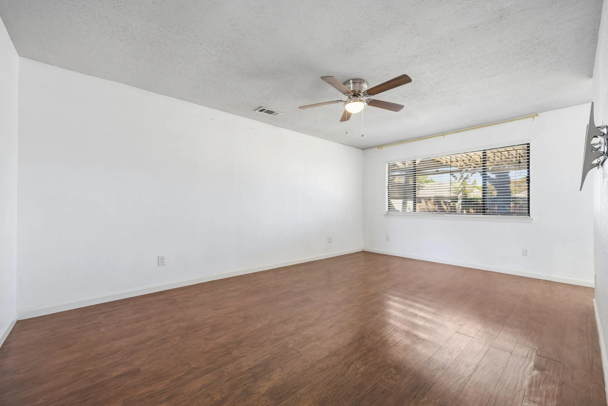 Single Family Residence For Sale in Dallas County , 2417 Idlewood Drive, Garland, Texas 75040, 3 Bedroom, 2 Bathroom, 2 Garage spaces, 1,904 Sqft, built in 1983, mls#21376964, Real Estate Agent in Garland, Homes For Sale in Dallas county, Homes For Sale in Garland, Realtor in Garland Texas, Real Estate Brokerage Independent Realty Texas, Luminita Cordes Realtor