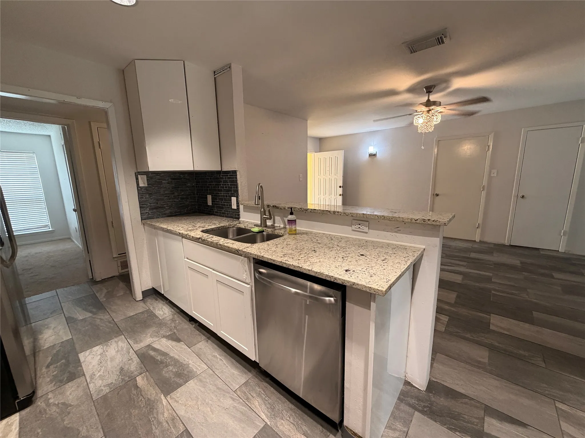 Single Family Residence For Sale in Tarrant County , 2309 Newbury Drive, Arlington, Texas 76014, 3 Bedroom, 2 Bathroom, 2 Garage spaces, 1,396 Sqft, built in 1980, mls#21376406, Real Estate Agent in Arlington, Homes For Sale in Tarrant county, Homes For Sale in Arlington, Realtor in Arlington Texas, Real Estate Brokerage Independent Realty Texas, Luminita Cordes Realtor