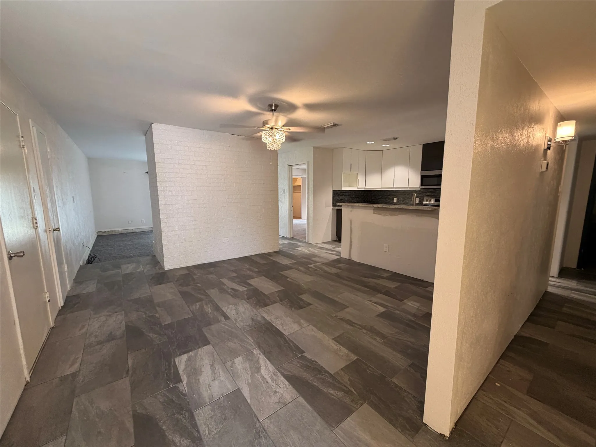 Single Family Residence For Sale in Tarrant County , 2309 Newbury Drive, Arlington, Texas 76014, 3 Bedroom, 2 Bathroom, 2 Garage spaces, 1,396 Sqft, built in 1980, mls#21376406, Real Estate Agent in Arlington, Homes For Sale in Tarrant county, Homes For Sale in Arlington, Realtor in Arlington Texas, Real Estate Brokerage Independent Realty Texas, Luminita Cordes Realtor