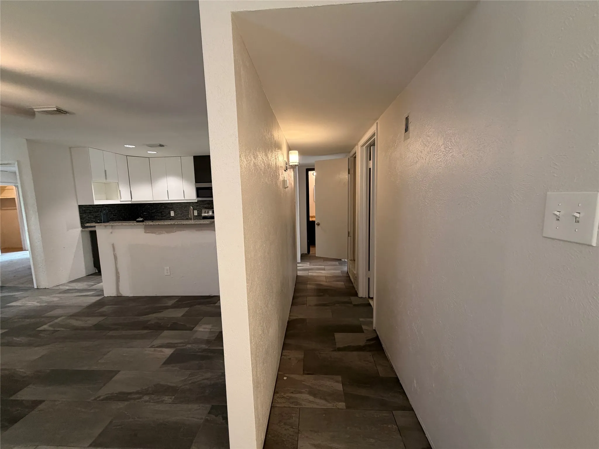 Single Family Residence For Sale in Tarrant County , 2309 Newbury Drive, Arlington, Texas 76014, 3 Bedroom, 2 Bathroom, 2 Garage spaces, 1,396 Sqft, built in 1980, mls#21376406, Real Estate Agent in Arlington, Homes For Sale in Tarrant county, Homes For Sale in Arlington, Realtor in Arlington Texas, Real Estate Brokerage Independent Realty Texas, Luminita Cordes Realtor