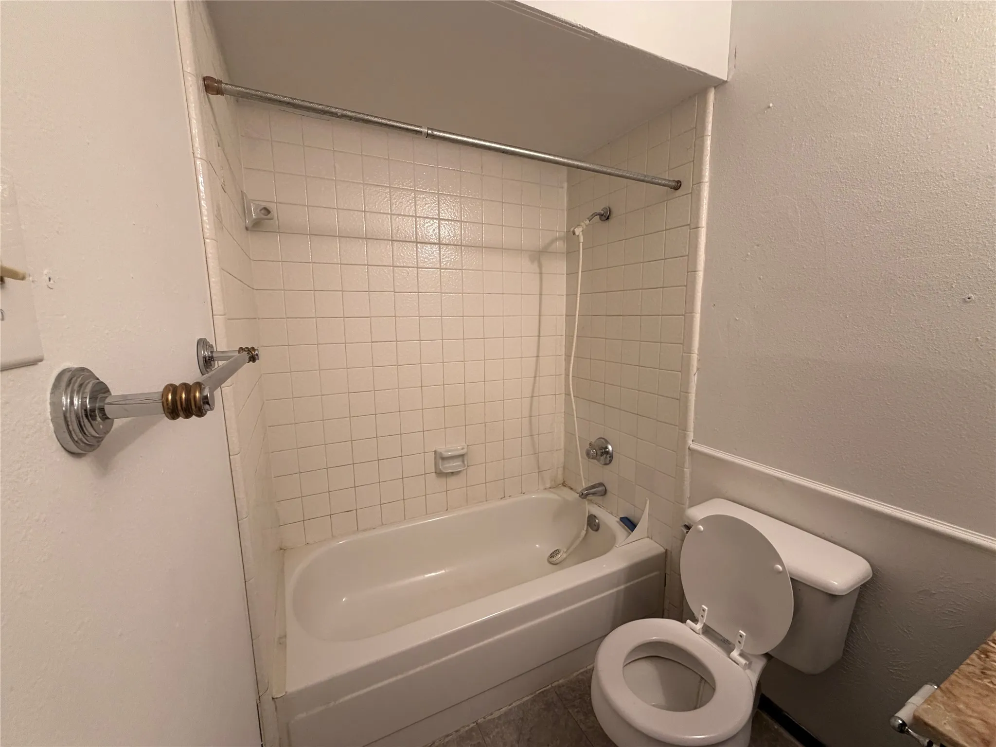 Single Family Residence For Sale in Tarrant County , 2309 Newbury Drive, Arlington, Texas 76014, 3 Bedroom, 2 Bathroom, 2 Garage spaces, 1,396 Sqft, built in 1980, mls#21376406, Real Estate Agent in Arlington, Homes For Sale in Tarrant county, Homes For Sale in Arlington, Realtor in Arlington Texas, Real Estate Brokerage Independent Realty Texas, Luminita Cordes Realtor