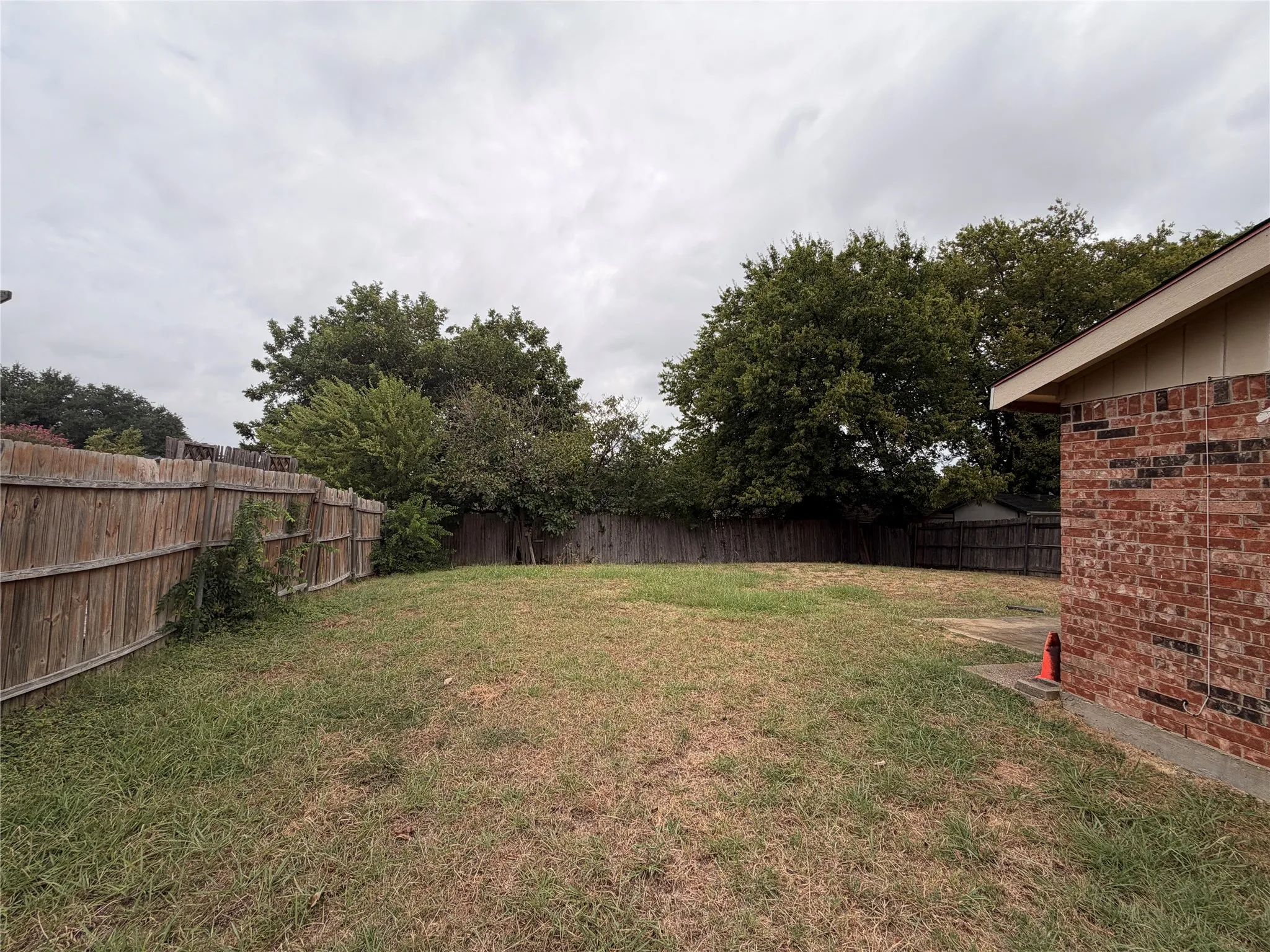 Single Family Residence For Sale in Tarrant County , 2309 Newbury Drive, Arlington, Texas 76014, 3 Bedroom, 2 Bathroom, 2 Garage spaces, 1,396 Sqft, built in 1980, mls#21376406, Real Estate Agent in Arlington, Homes For Sale in Tarrant county, Homes For Sale in Arlington, Realtor in Arlington Texas, Real Estate Brokerage Independent Realty Texas, Luminita Cordes Realtor