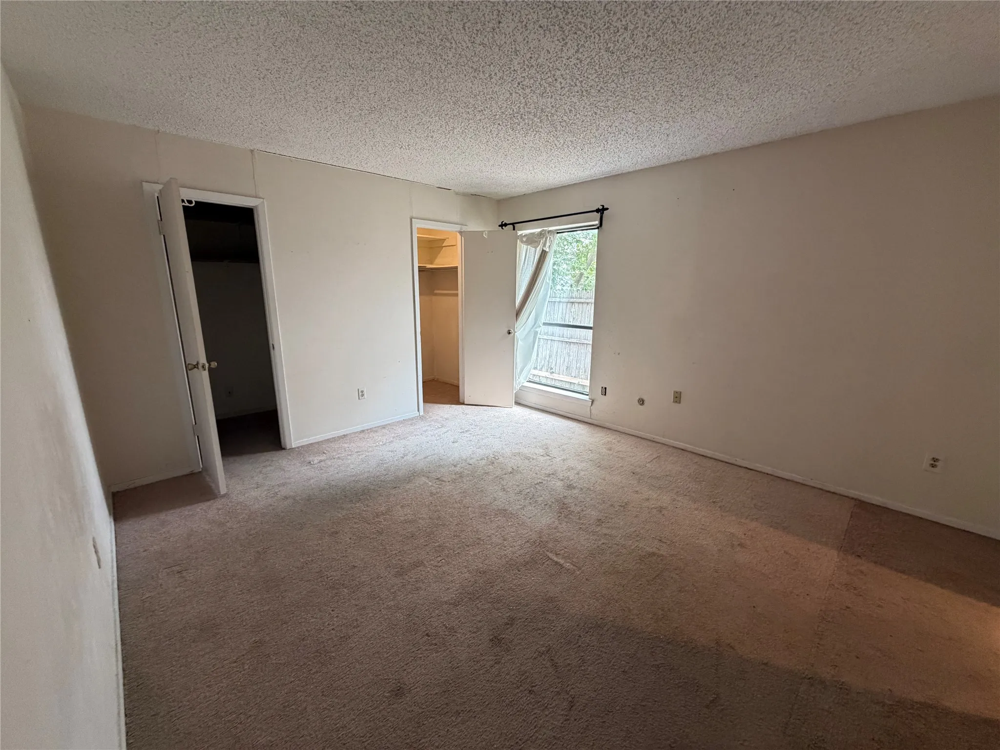 Single Family Residence For Sale in Tarrant County , 2309 Newbury Drive, Arlington, Texas 76014, 3 Bedroom, 2 Bathroom, 2 Garage spaces, 1,396 Sqft, built in 1980, mls#21376406, Real Estate Agent in Arlington, Homes For Sale in Tarrant county, Homes For Sale in Arlington, Realtor in Arlington Texas, Real Estate Brokerage Independent Realty Texas, Luminita Cordes Realtor