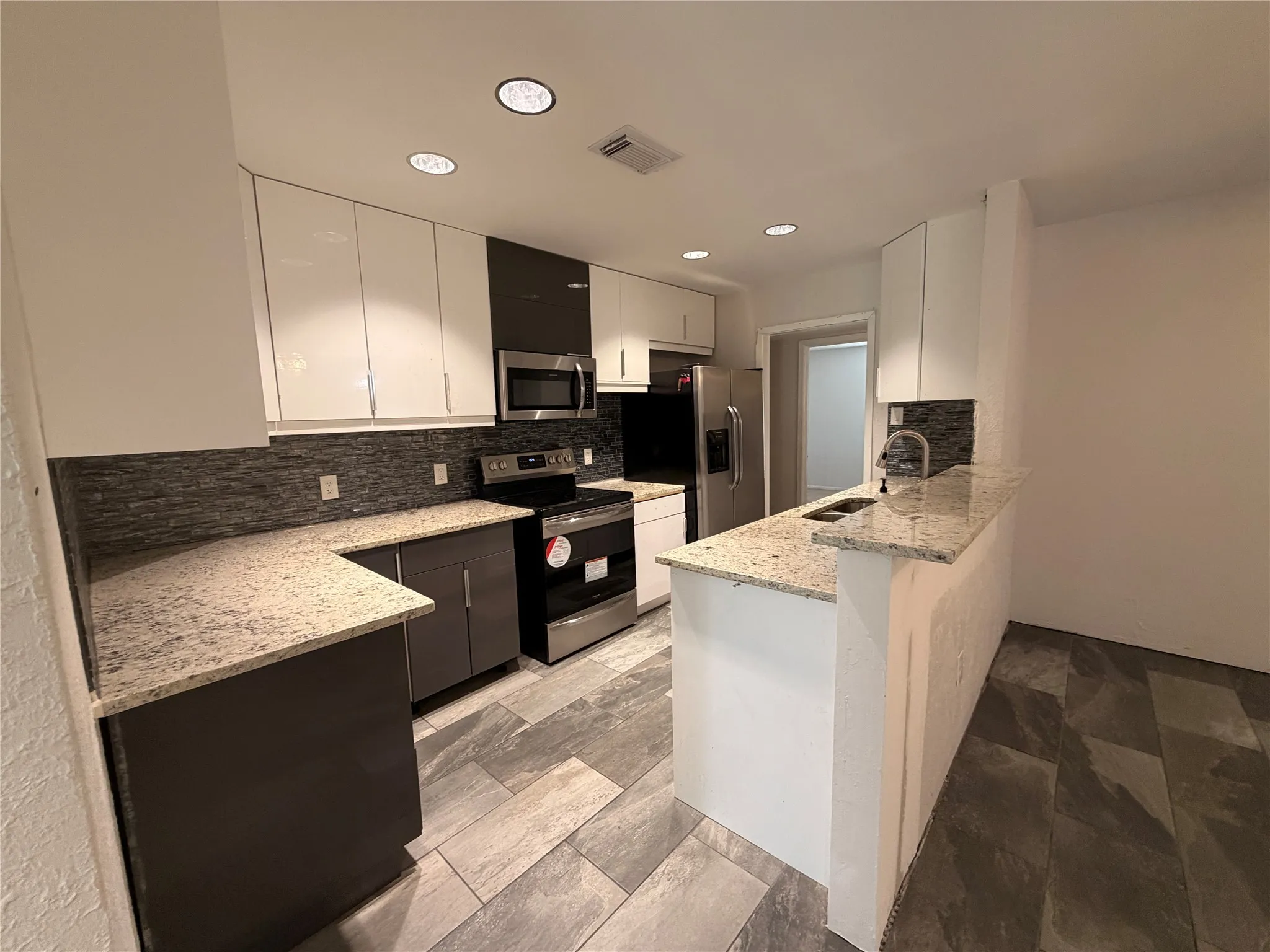 Single Family Residence For Sale in Tarrant County , 2309 Newbury Drive, Arlington, Texas 76014, 3 Bedroom, 2 Bathroom, 2 Garage spaces, 1,396 Sqft, built in 1980, mls#21376406, Real Estate Agent in Arlington, Homes For Sale in Tarrant county, Homes For Sale in Arlington, Realtor in Arlington Texas, Real Estate Brokerage Independent Realty Texas, Luminita Cordes Realtor