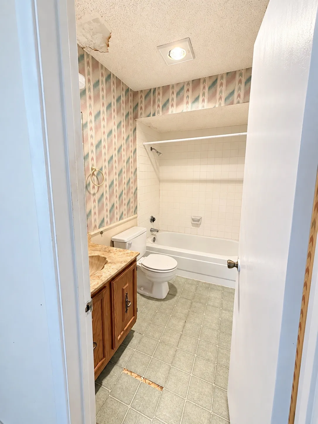 Single Family Residence For Sale in Tarrant County , 2309 Newbury Drive, Arlington, Texas 76014, 3 Bedroom, 2 Bathroom, 2 Garage spaces, 1,396 Sqft, built in 1980, mls#21376406, Real Estate Agent in Arlington, Homes For Sale in Tarrant county, Homes For Sale in Arlington, Realtor in Arlington Texas, Real Estate Brokerage Independent Realty Texas, Luminita Cordes Realtor