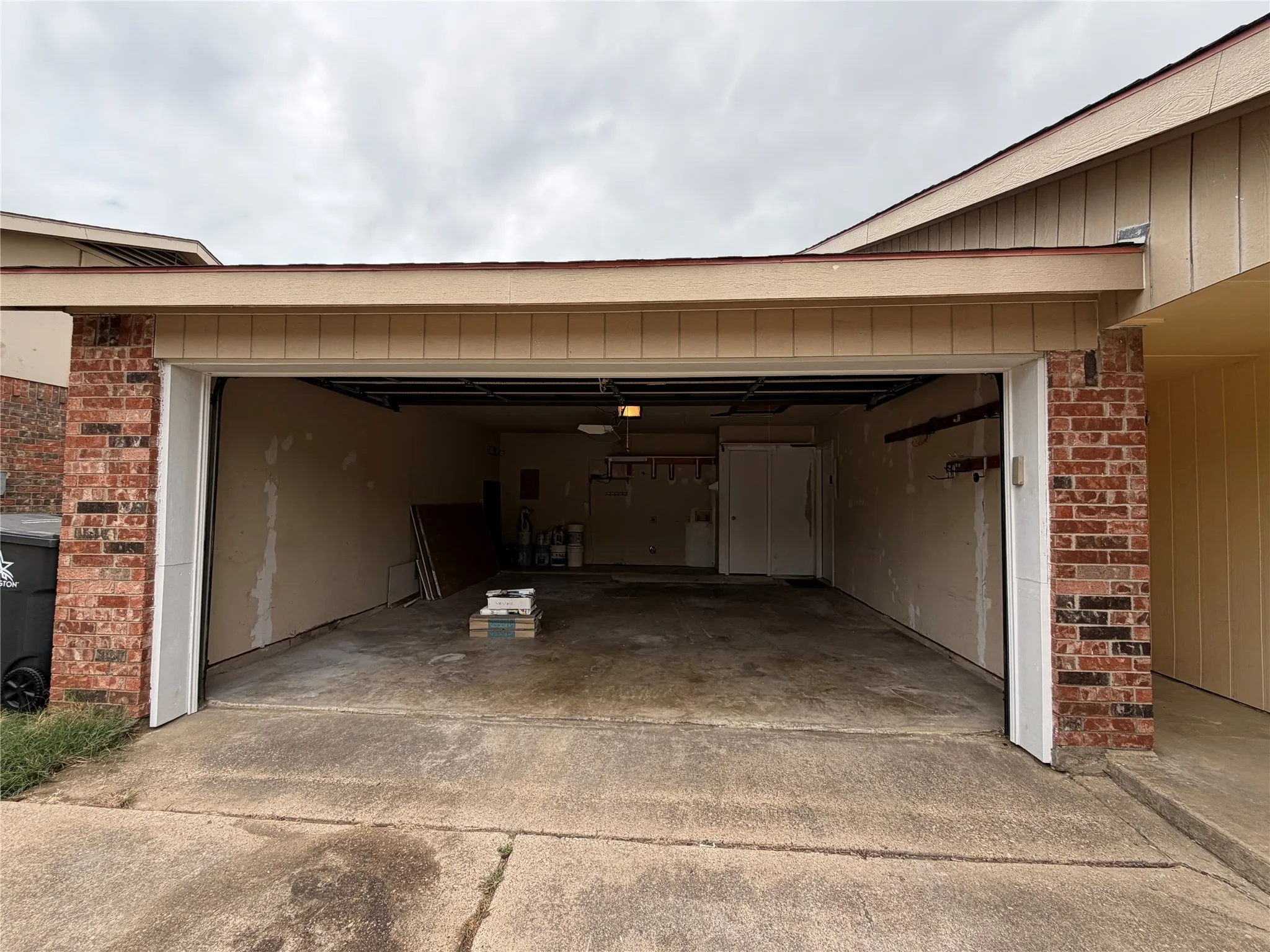 Single Family Residence For Sale in Tarrant County , 2309 Newbury Drive, Arlington, Texas 76014, 3 Bedroom, 2 Bathroom, 2 Garage spaces, 1,396 Sqft, built in 1980, mls#21376406, Real Estate Agent in Arlington, Homes For Sale in Tarrant county, Homes For Sale in Arlington, Realtor in Arlington Texas, Real Estate Brokerage Independent Realty Texas, Luminita Cordes Realtor