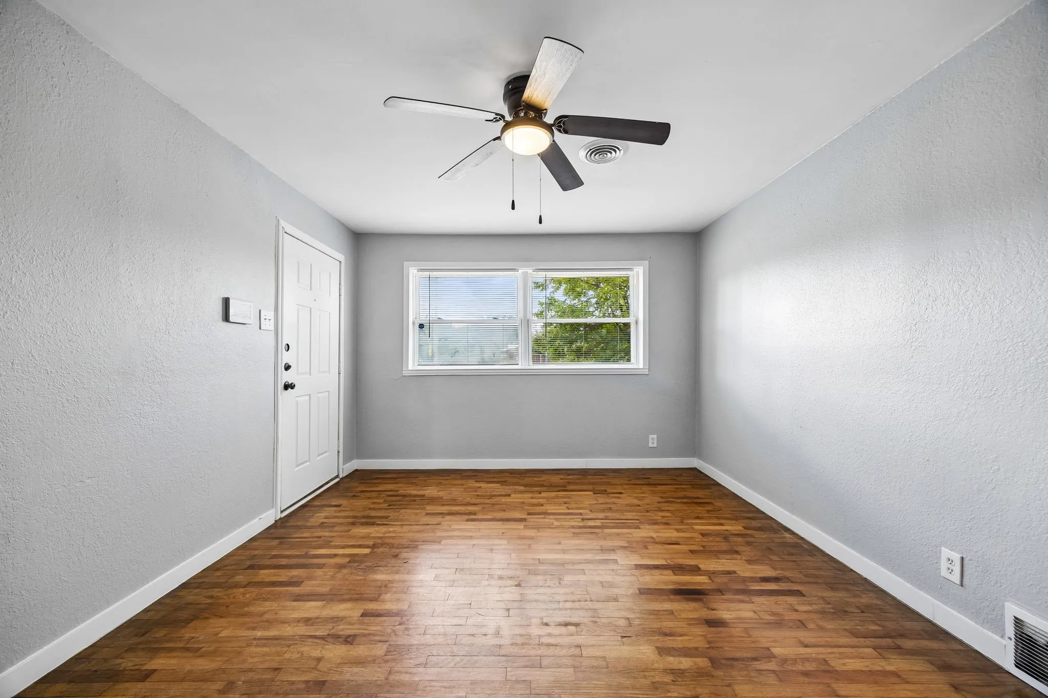 Single Family Residence For Sale in Dallas County , 3412 Oates Drive, Mesquite, Texas 75150, 3 Bedroom, 2 Bathroom, Garage spaces, 1,312 Sqft, built in 1957, mls#21376494, Real Estate Agent in Mesquite, Homes For Sale in Dallas county, Homes For Sale in Mesquite, Realtor in Mesquite Texas, Real Estate Brokerage Independent Realty Texas, Luminita Cordes Realtor