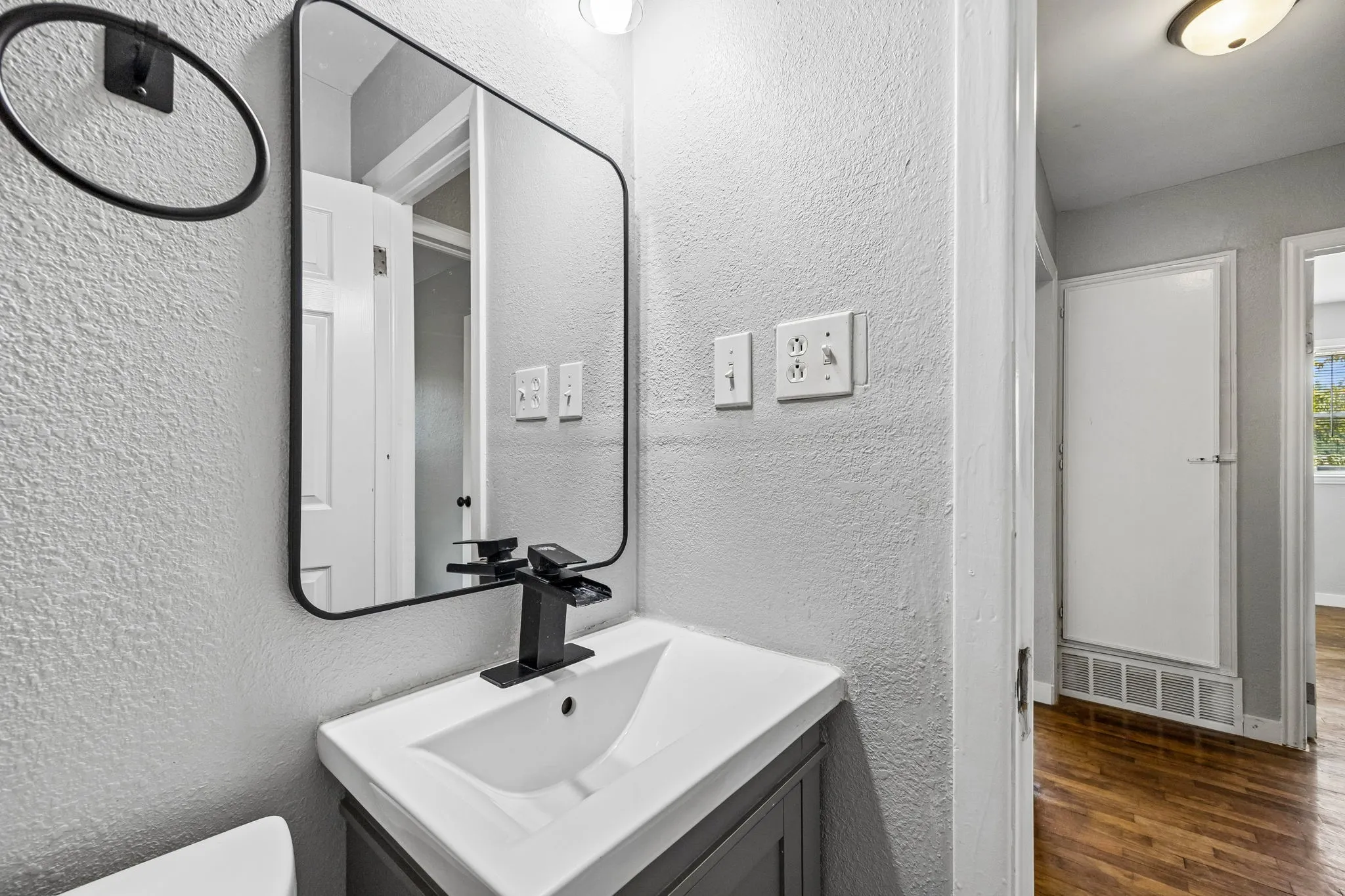 Single Family Residence For Sale in Dallas County , 3412 Oates Drive, Mesquite, Texas 75150, 3 Bedroom, 2 Bathroom, Garage spaces, 1,312 Sqft, built in 1957, mls#21376494, Real Estate Agent in Mesquite, Homes For Sale in Dallas county, Homes For Sale in Mesquite, Realtor in Mesquite Texas, Real Estate Brokerage Independent Realty Texas, Luminita Cordes Realtor
