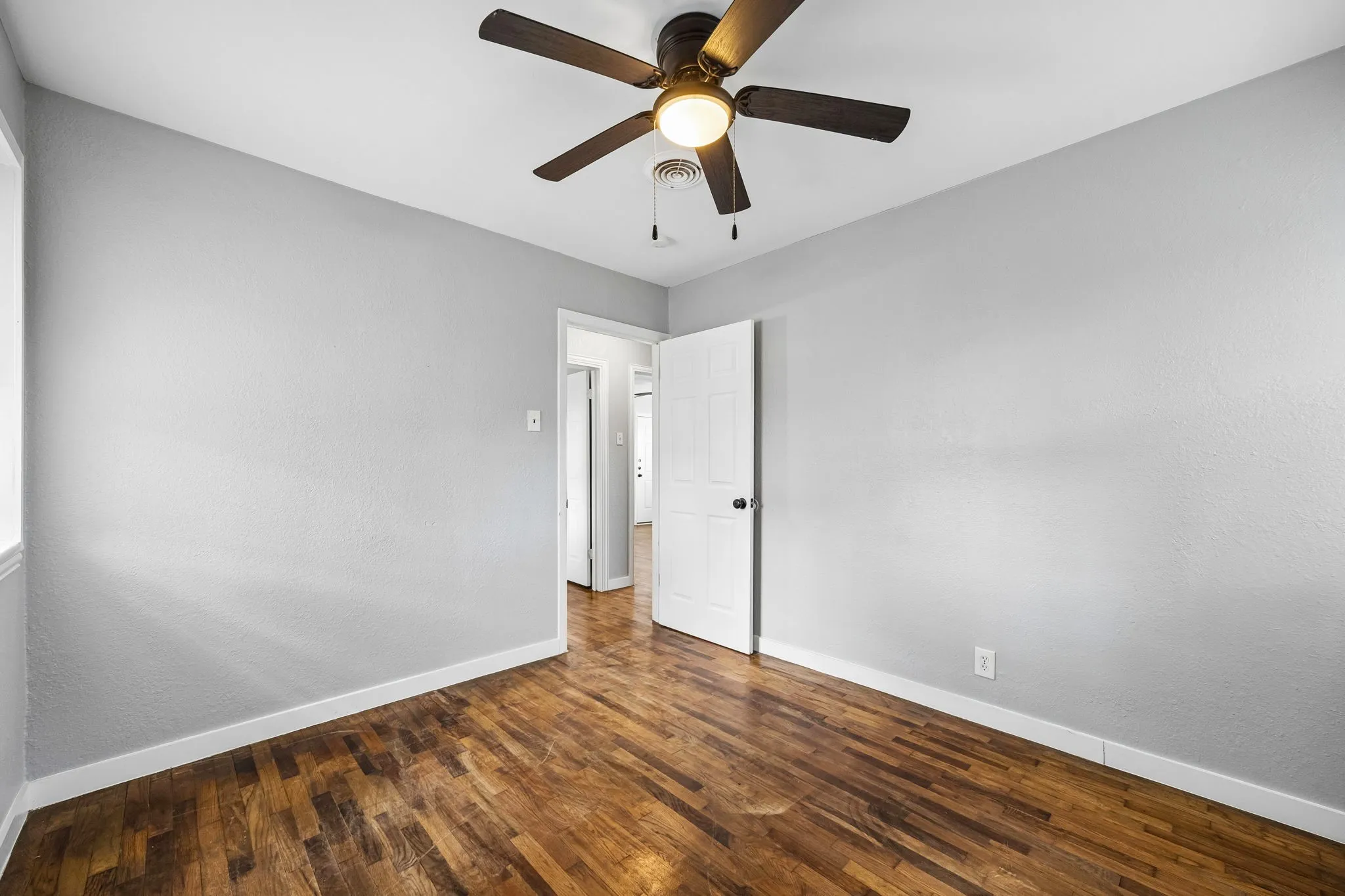Single Family Residence For Sale in Dallas County , 3412 Oates Drive, Mesquite, Texas 75150, 3 Bedroom, 2 Bathroom, Garage spaces, 1,312 Sqft, built in 1957, mls#21376494, Real Estate Agent in Mesquite, Homes For Sale in Dallas county, Homes For Sale in Mesquite, Realtor in Mesquite Texas, Real Estate Brokerage Independent Realty Texas, Luminita Cordes Realtor