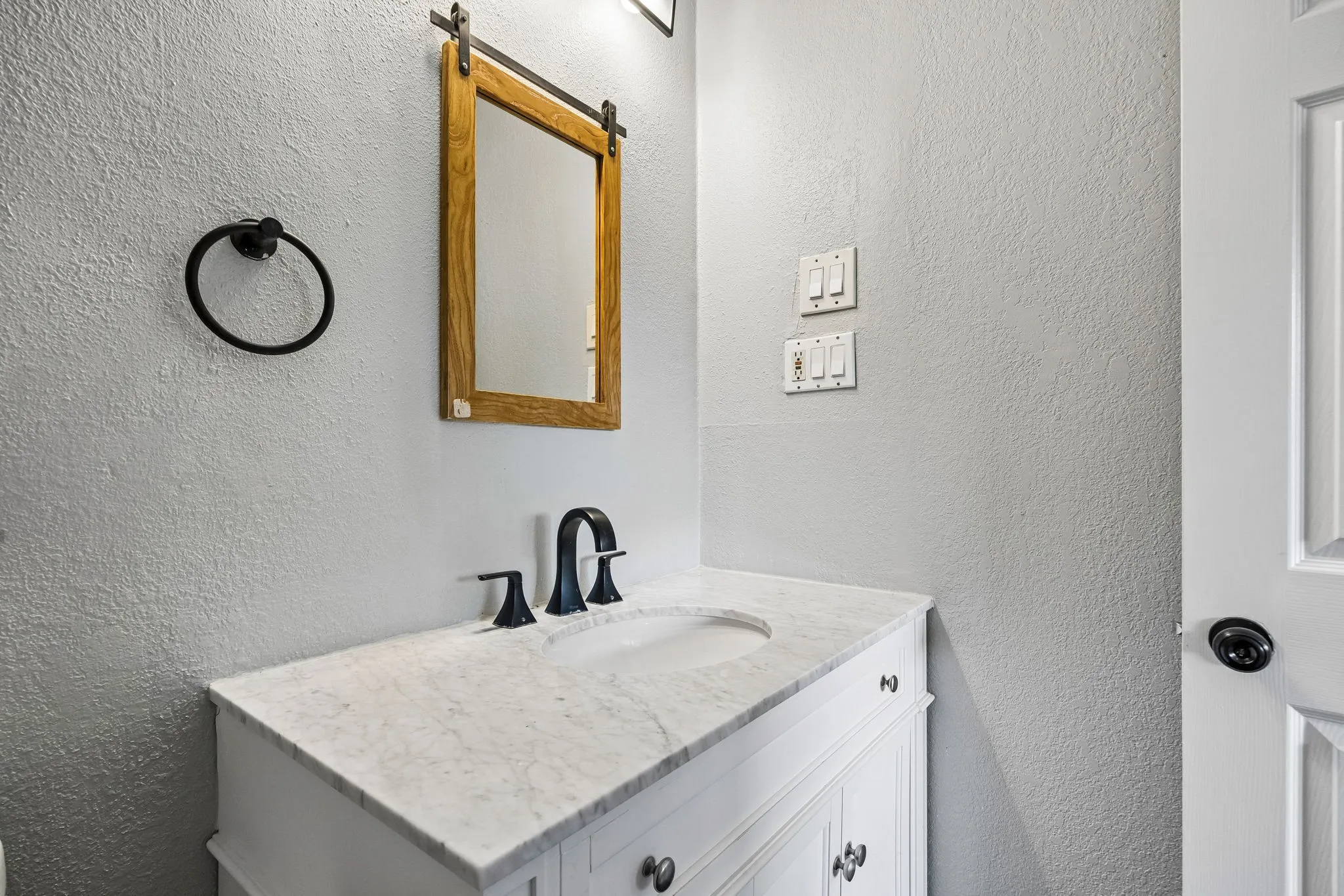 Single Family Residence For Sale in Dallas County , 3412 Oates Drive, Mesquite, Texas 75150, 3 Bedroom, 2 Bathroom, Garage spaces, 1,312 Sqft, built in 1957, mls#21376494, Real Estate Agent in Mesquite, Homes For Sale in Dallas county, Homes For Sale in Mesquite, Realtor in Mesquite Texas, Real Estate Brokerage Independent Realty Texas, Luminita Cordes Realtor