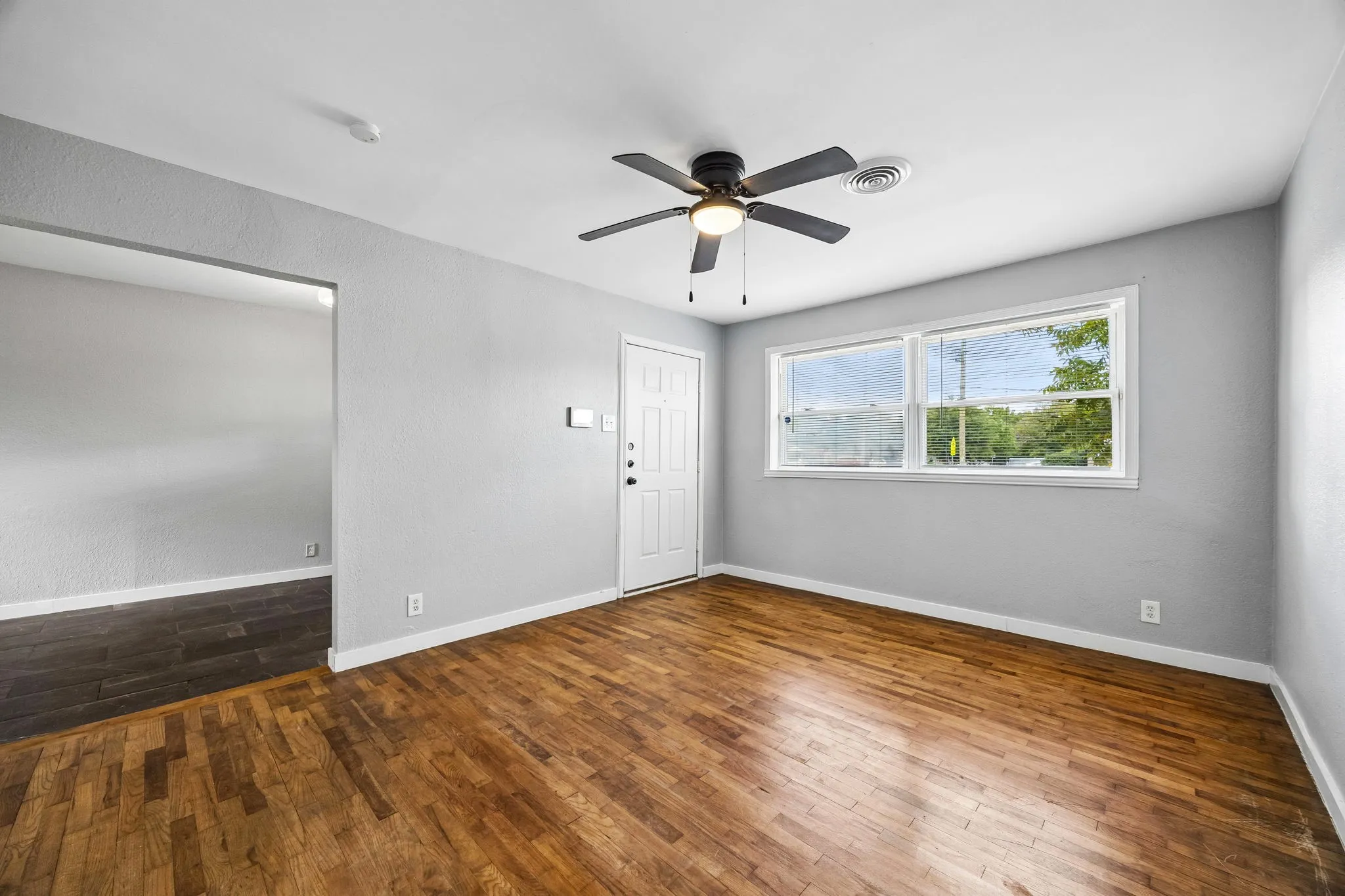 Single Family Residence For Sale in Dallas County , 3412 Oates Drive, Mesquite, Texas 75150, 3 Bedroom, 2 Bathroom, Garage spaces, 1,312 Sqft, built in 1957, mls#21376494, Real Estate Agent in Mesquite, Homes For Sale in Dallas county, Homes For Sale in Mesquite, Realtor in Mesquite Texas, Real Estate Brokerage Independent Realty Texas, Luminita Cordes Realtor