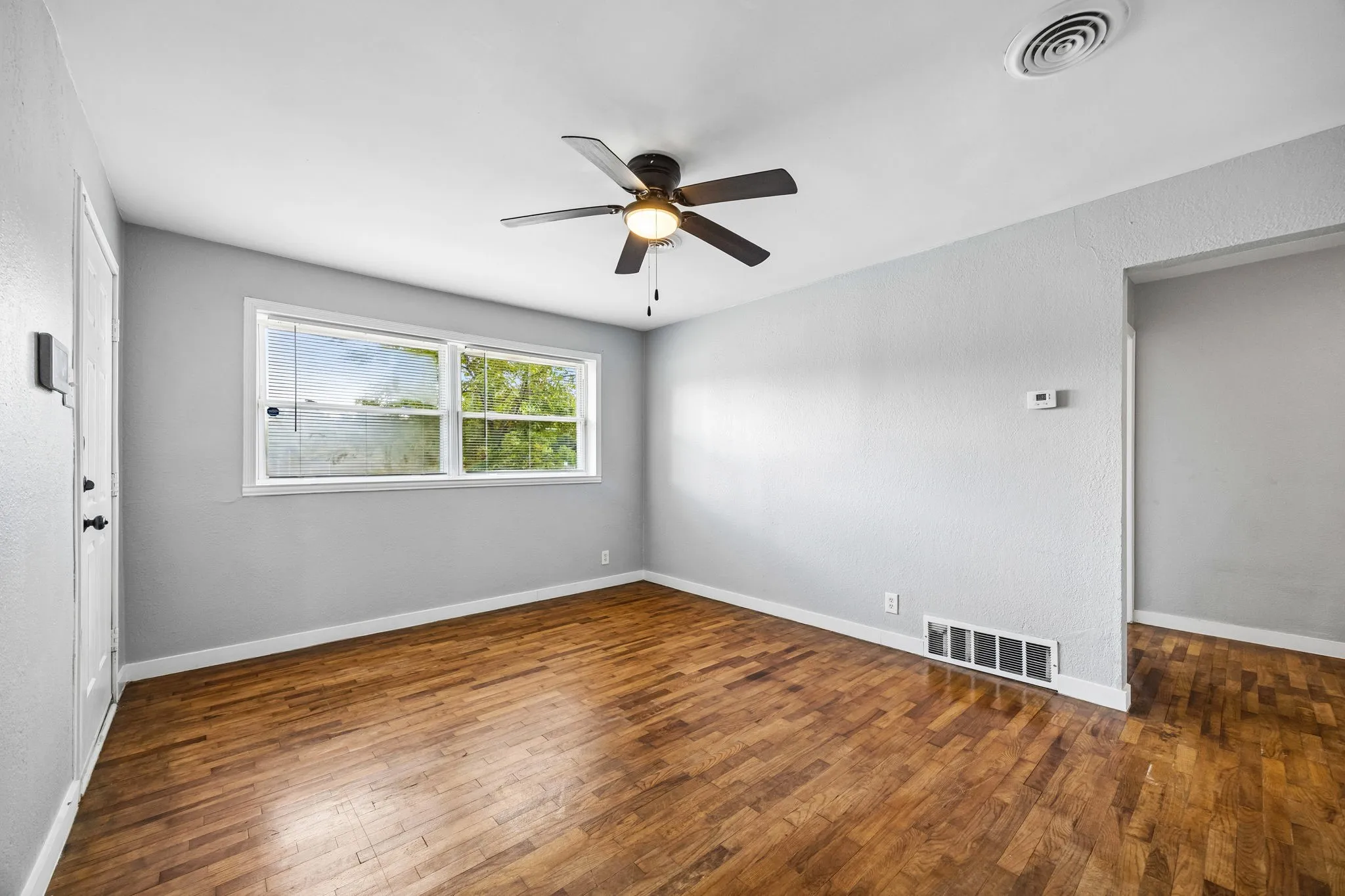Single Family Residence For Sale in Dallas County , 3412 Oates Drive, Mesquite, Texas 75150, 3 Bedroom, 2 Bathroom, Garage spaces, 1,312 Sqft, built in 1957, mls#21376494, Real Estate Agent in Mesquite, Homes For Sale in Dallas county, Homes For Sale in Mesquite, Realtor in Mesquite Texas, Real Estate Brokerage Independent Realty Texas, Luminita Cordes Realtor