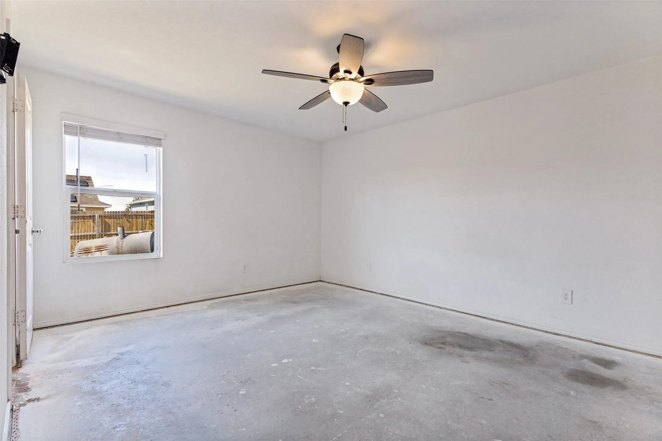 Primary bedroom, recessed lighting, ceiling fan with light fixture, window with blinds, and concrete flooring