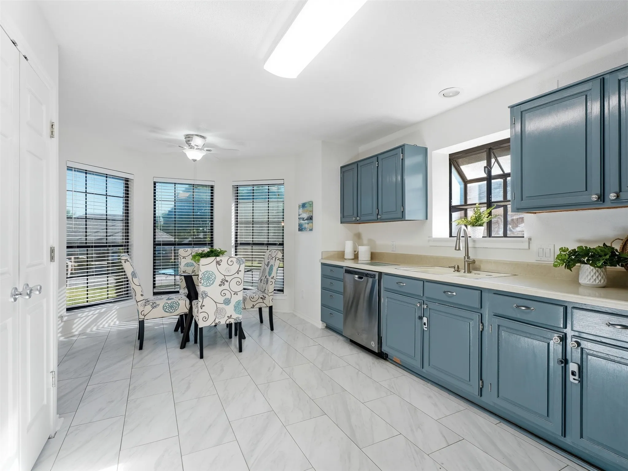 eat-in kitchen