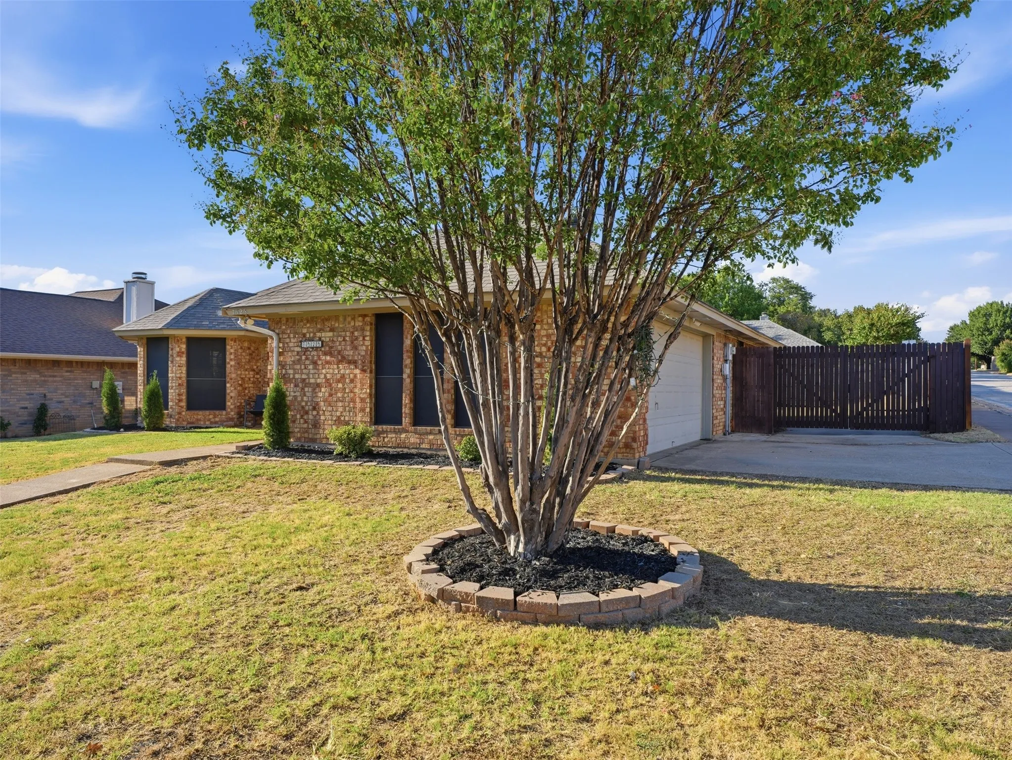 Single Family Residence For Sale in Tarrant County , 7525 Sean Drive, North Richland Hills, Texas 76182, 3 Bedroom, 2 Bathroom, 2 Garage spaces, 1,635 Sqft, built in 1985, mls#21371096, Real Estate Agent in North Richland Hills, Homes For Sale in Tarrant county, Homes For Sale in North Richland Hills, Realtor in North Richland Hills Texas, Real Estate Brokerage Independent Realty Texas, Luminita Cordes Realtor