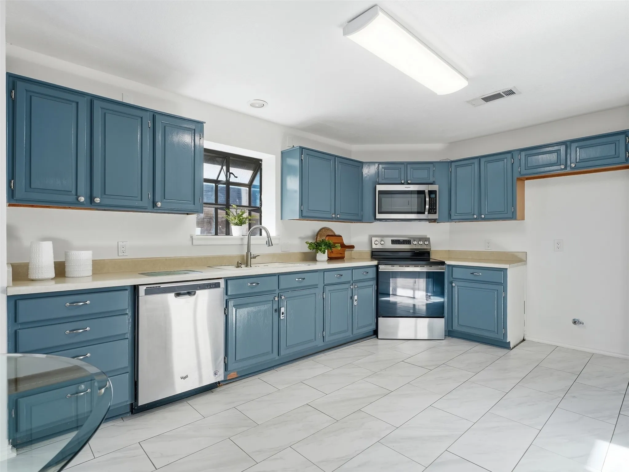 Single Family Residence For Sale in Tarrant County , 7525 Sean Drive, North Richland Hills, Texas 76182, 3 Bedroom, 2 Bathroom, 2 Garage spaces, 1,635 Sqft, built in 1985, mls#21371096, Real Estate Agent in North Richland Hills, Homes For Sale in Tarrant county, Homes For Sale in North Richland Hills, Realtor in North Richland Hills Texas, Real Estate Brokerage Independent Realty Texas, Luminita Cordes Realtor