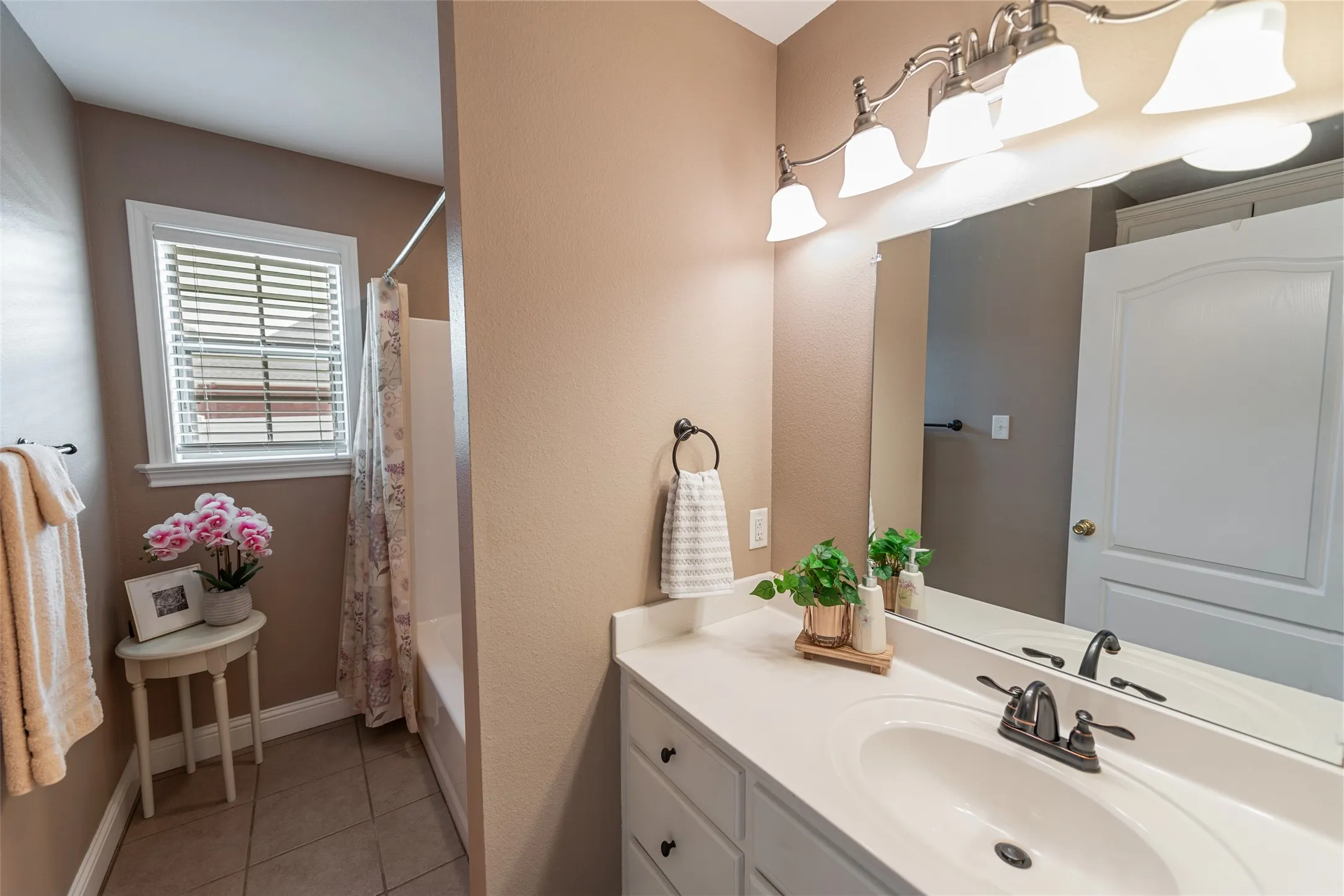 Single Family Residence For Sale in Franklin (TX) County , 26 Oakwood Lane, Mount Vernon, Texas 75457, 3 Bedroom, 2 Bathroom, 2 Garage spaces, 1,954 Sqft, built in 2007, mls#21376977, Real Estate Agent in Mount Vernon, Homes For Sale in Franklin (TX) county, Homes For Sale in Mount Vernon, Realtor in Mount Vernon Texas, Real Estate Brokerage Independent Realty Texas, Luminita Cordes Realtor