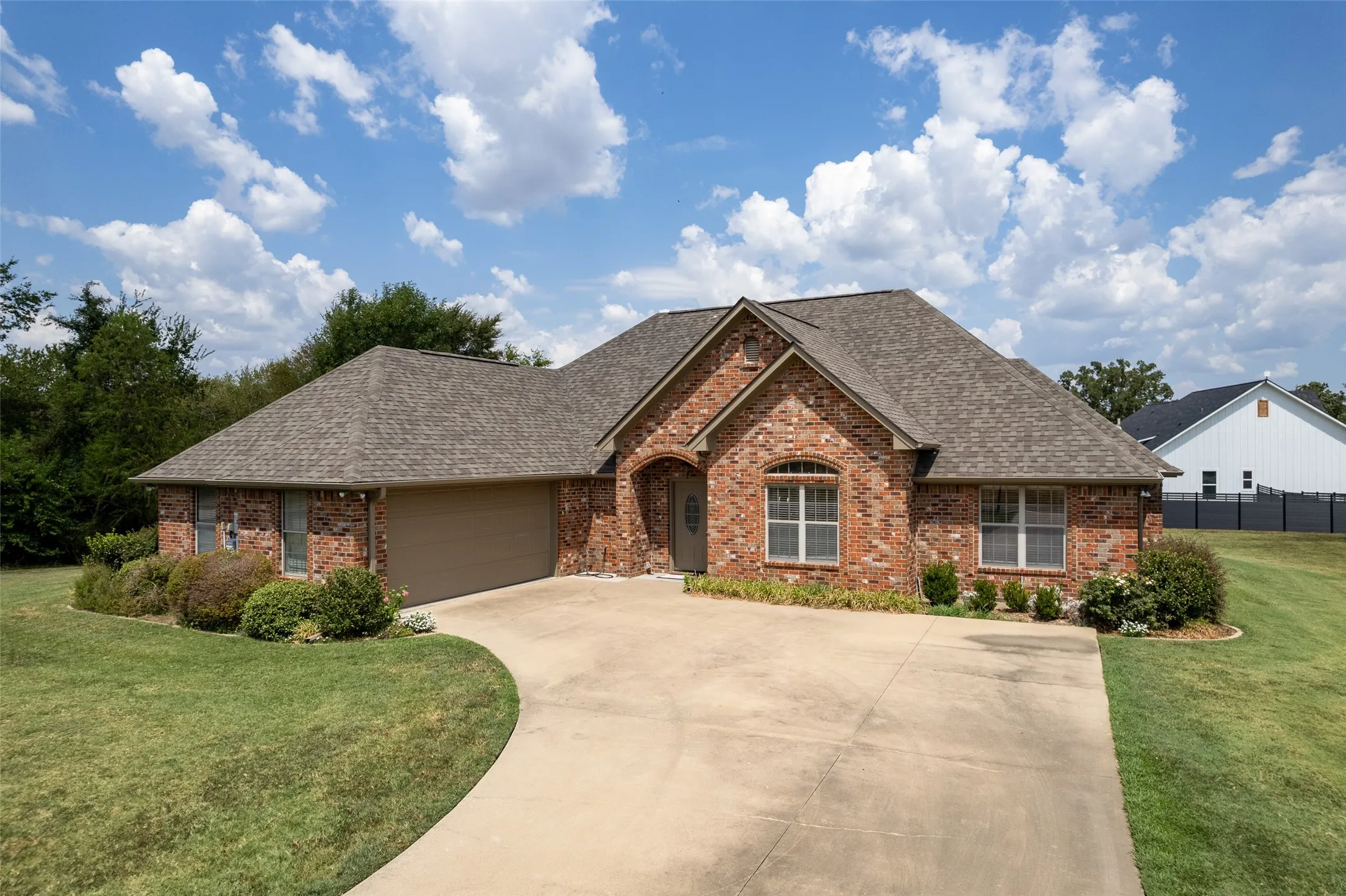 Single Family Residence For Sale in Franklin (TX) County , 26 Oakwood Lane, Mount Vernon, Texas 75457, 3 Bedroom, 2 Bathroom, 2 Garage spaces, 1,954 Sqft, built in 2007, mls#21376977, Real Estate Agent in Mount Vernon, Homes For Sale in Franklin (TX) county, Homes For Sale in Mount Vernon, Realtor in Mount Vernon Texas, Real Estate Brokerage Independent Realty Texas, Luminita Cordes Realtor