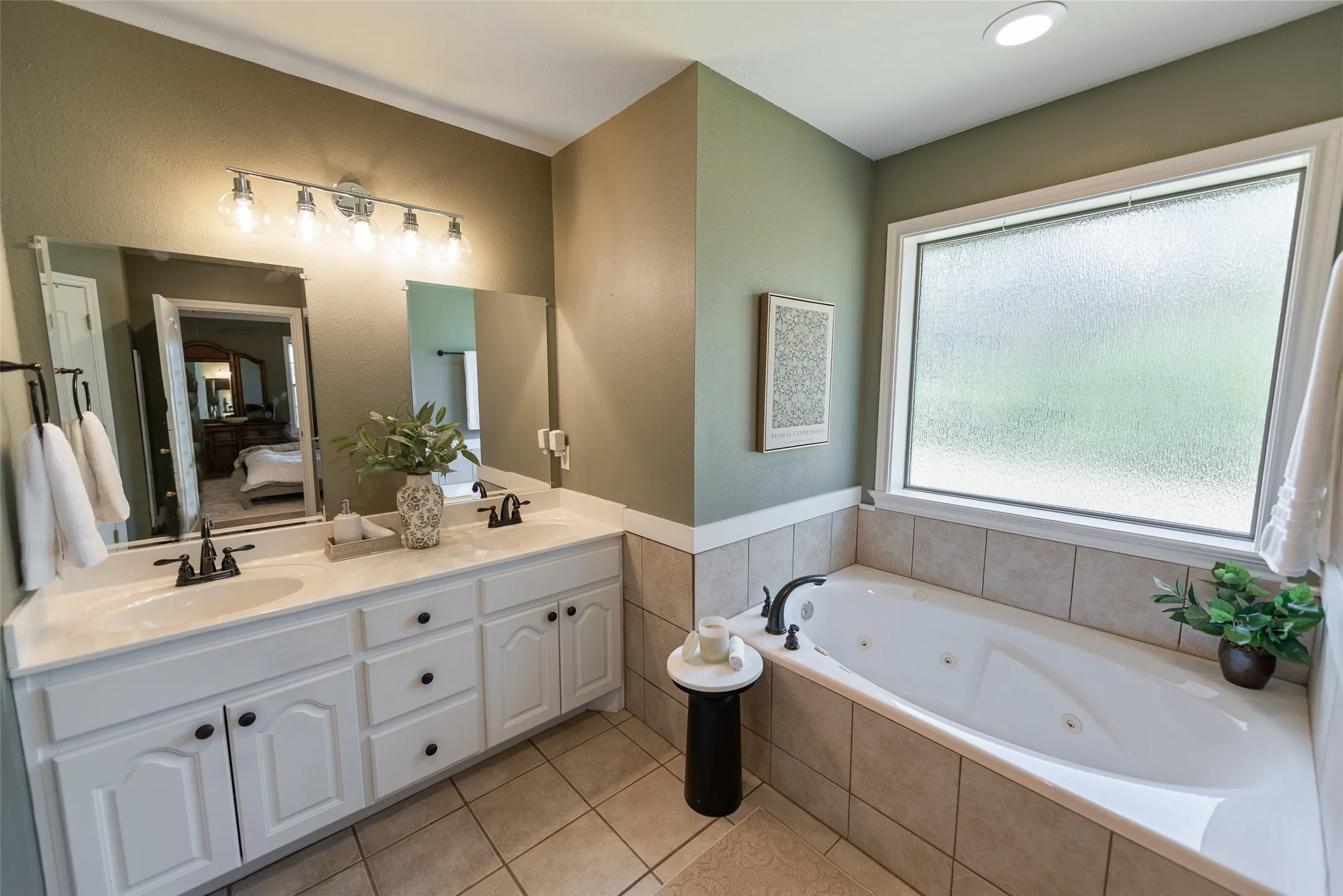 Single Family Residence For Sale in Franklin (TX) County , 26 Oakwood Lane, Mount Vernon, Texas 75457, 3 Bedroom, 2 Bathroom, 2 Garage spaces, 1,954 Sqft, built in 2007, mls#21376977, Real Estate Agent in Mount Vernon, Homes For Sale in Franklin (TX) county, Homes For Sale in Mount Vernon, Realtor in Mount Vernon Texas, Real Estate Brokerage Independent Realty Texas, Luminita Cordes Realtor