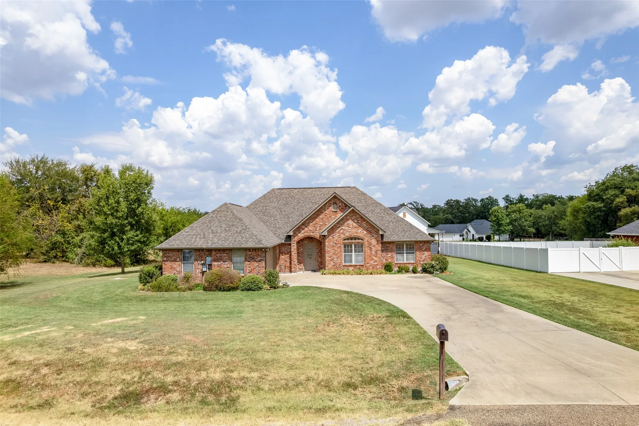 Single Family Residence For Sale in Franklin (TX) County , 26 Oakwood Lane, Mount Vernon, Texas 75457, 3 Bedroom, 2 Bathroom, 2 Garage spaces, 1,954 Sqft, built in 2007, mls#21376977, Real Estate Agent in Mount Vernon, Homes For Sale in Franklin (TX) county, Homes For Sale in Mount Vernon, Realtor in Mount Vernon Texas, Real Estate Brokerage Independent Realty Texas, Luminita Cordes Realtor