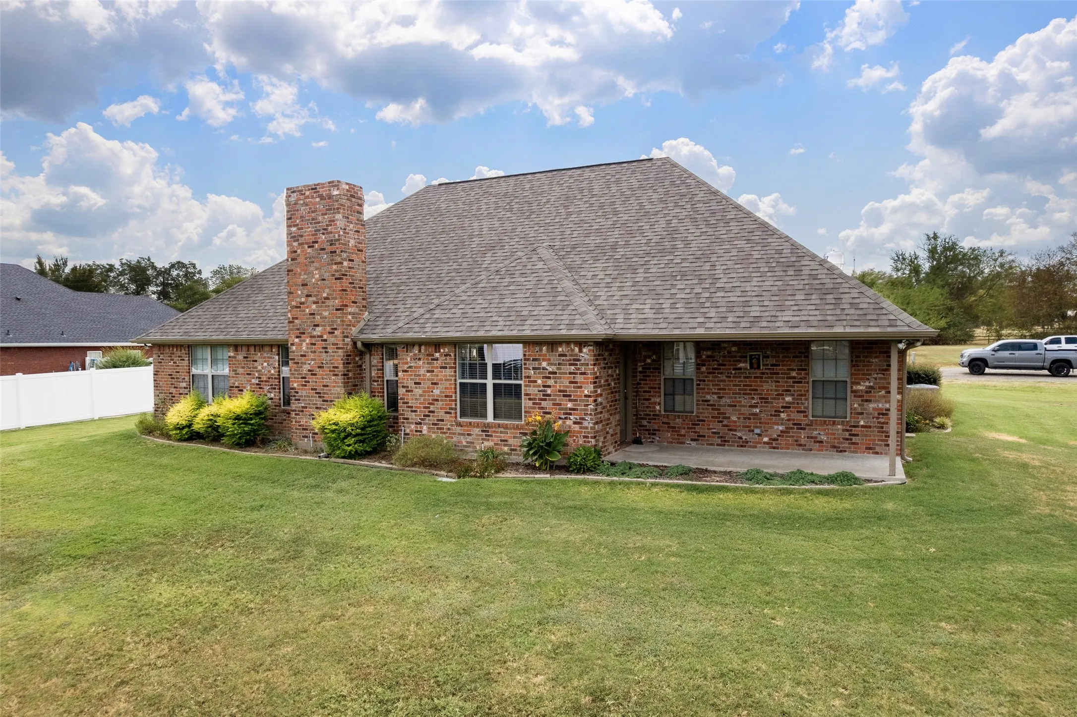 Single Family Residence For Sale in Franklin (TX) County , 26 Oakwood Lane, Mount Vernon, Texas 75457, 3 Bedroom, 2 Bathroom, 2 Garage spaces, 1,954 Sqft, built in 2007, mls#21376977, Real Estate Agent in Mount Vernon, Homes For Sale in Franklin (TX) county, Homes For Sale in Mount Vernon, Realtor in Mount Vernon Texas, Real Estate Brokerage Independent Realty Texas, Luminita Cordes Realtor