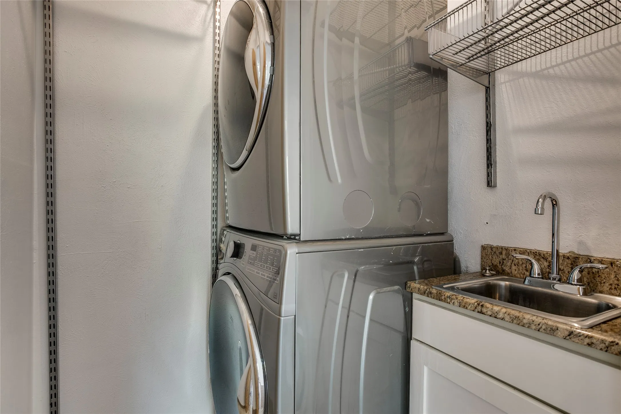 Condominium For Sale in Dallas County , 7444 E Northwest Highway 119, Dallas, Texas 75231, 3 Bedroom, 3 Bathroom, Garage spaces, 1,525 Sqft, built in 1973, mls#21377217, Real Estate Agent in Dallas, Homes For Sale in Dallas county, Homes For Sale in Dallas, Realtor in Dallas Texas, Real Estate Brokerage Independent Realty Texas, Luminita Cordes Realtor