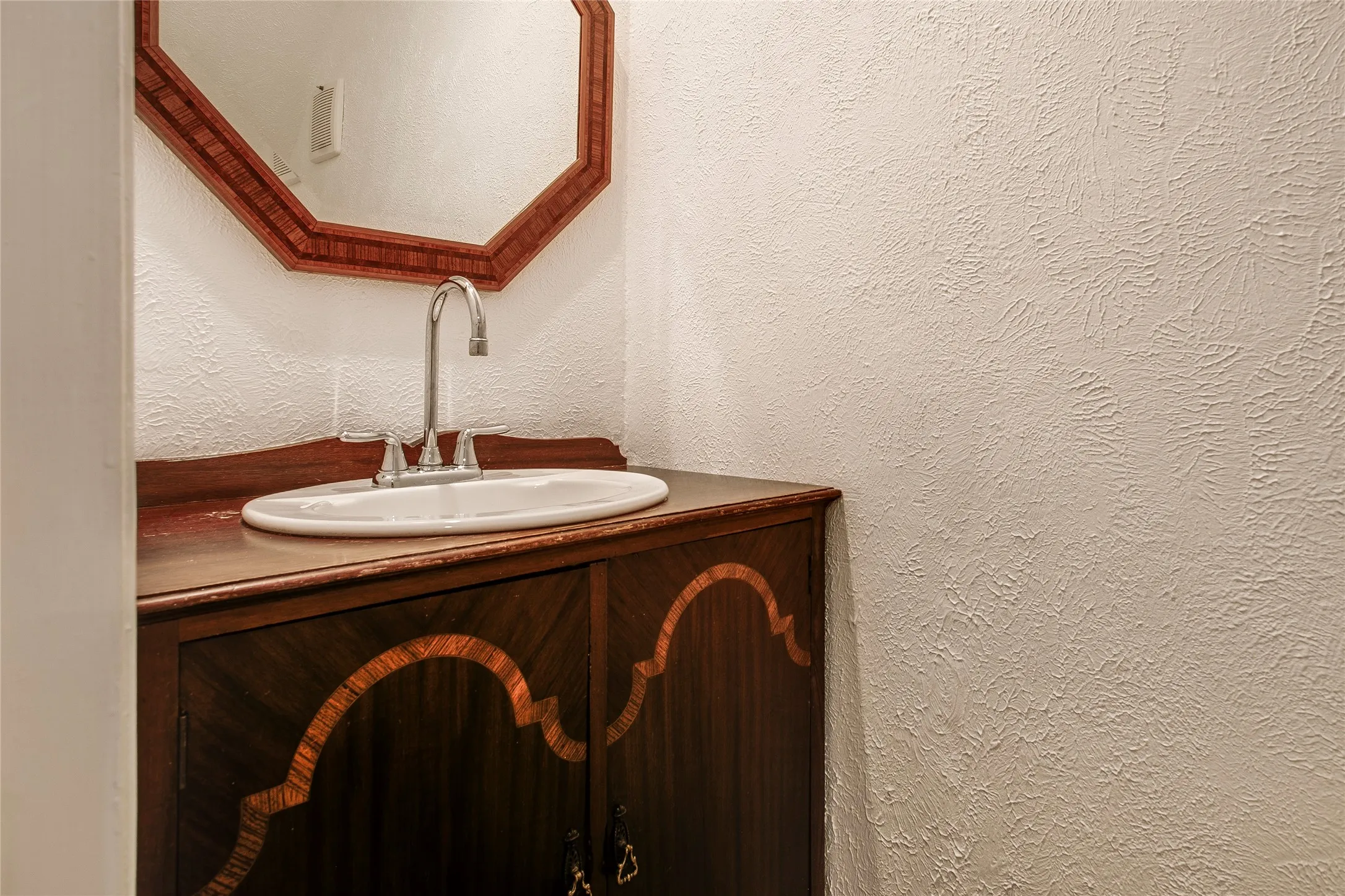 Condominium For Sale in Dallas County , 7444 E Northwest Highway 119, Dallas, Texas 75231, 3 Bedroom, 3 Bathroom, Garage spaces, 1,525 Sqft, built in 1973, mls#21377217, Real Estate Agent in Dallas, Homes For Sale in Dallas county, Homes For Sale in Dallas, Realtor in Dallas Texas, Real Estate Brokerage Independent Realty Texas, Luminita Cordes Realtor