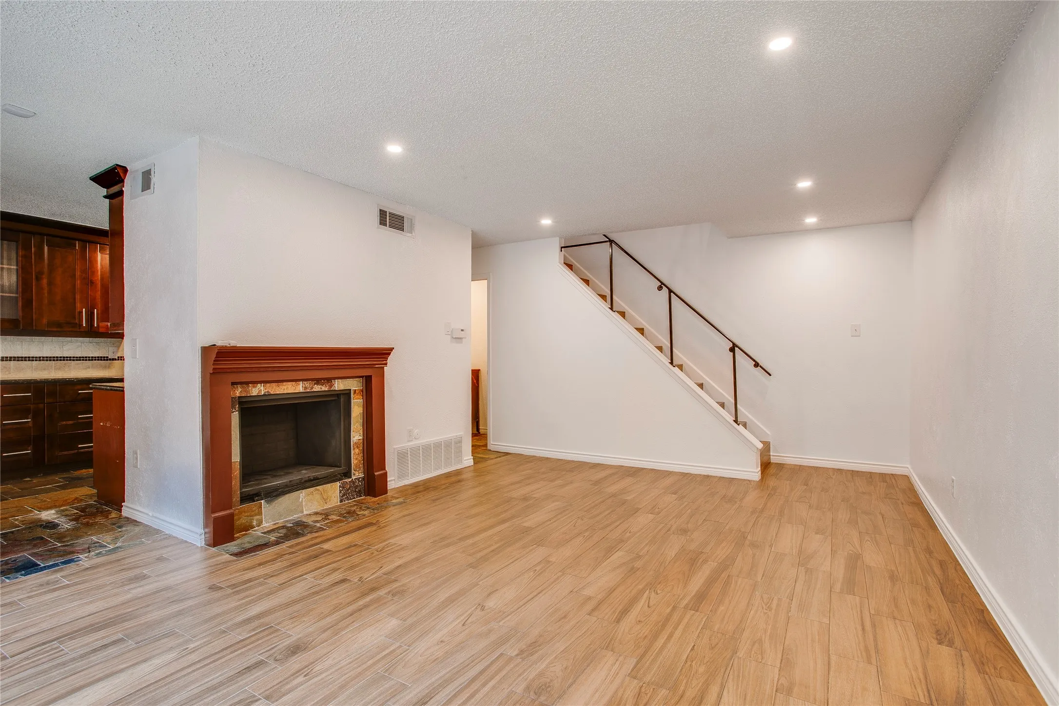 Condominium For Sale in Dallas County , 7444 E Northwest Highway 119, Dallas, Texas 75231, 3 Bedroom, 3 Bathroom, Garage spaces, 1,525 Sqft, built in 1973, mls#21377217, Real Estate Agent in Dallas, Homes For Sale in Dallas county, Homes For Sale in Dallas, Realtor in Dallas Texas, Real Estate Brokerage Independent Realty Texas, Luminita Cordes Realtor