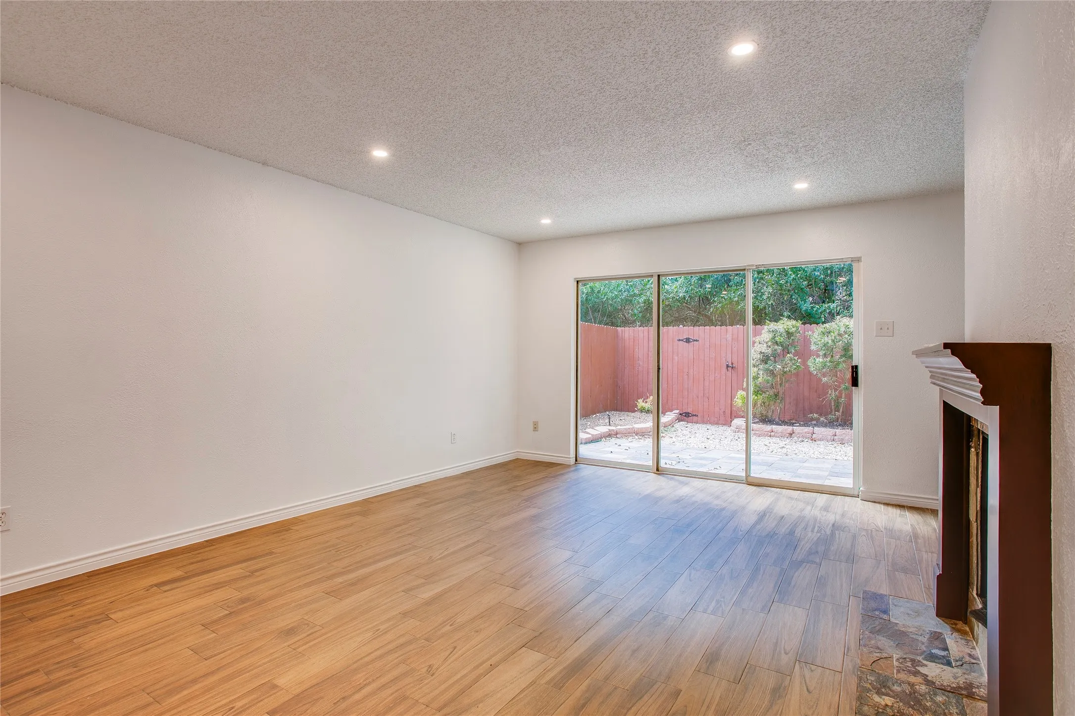 Condominium For Sale in Dallas County , 7444 E Northwest Highway 119, Dallas, Texas 75231, 3 Bedroom, 3 Bathroom, Garage spaces, 1,525 Sqft, built in 1973, mls#21377217, Real Estate Agent in Dallas, Homes For Sale in Dallas county, Homes For Sale in Dallas, Realtor in Dallas Texas, Real Estate Brokerage Independent Realty Texas, Luminita Cordes Realtor