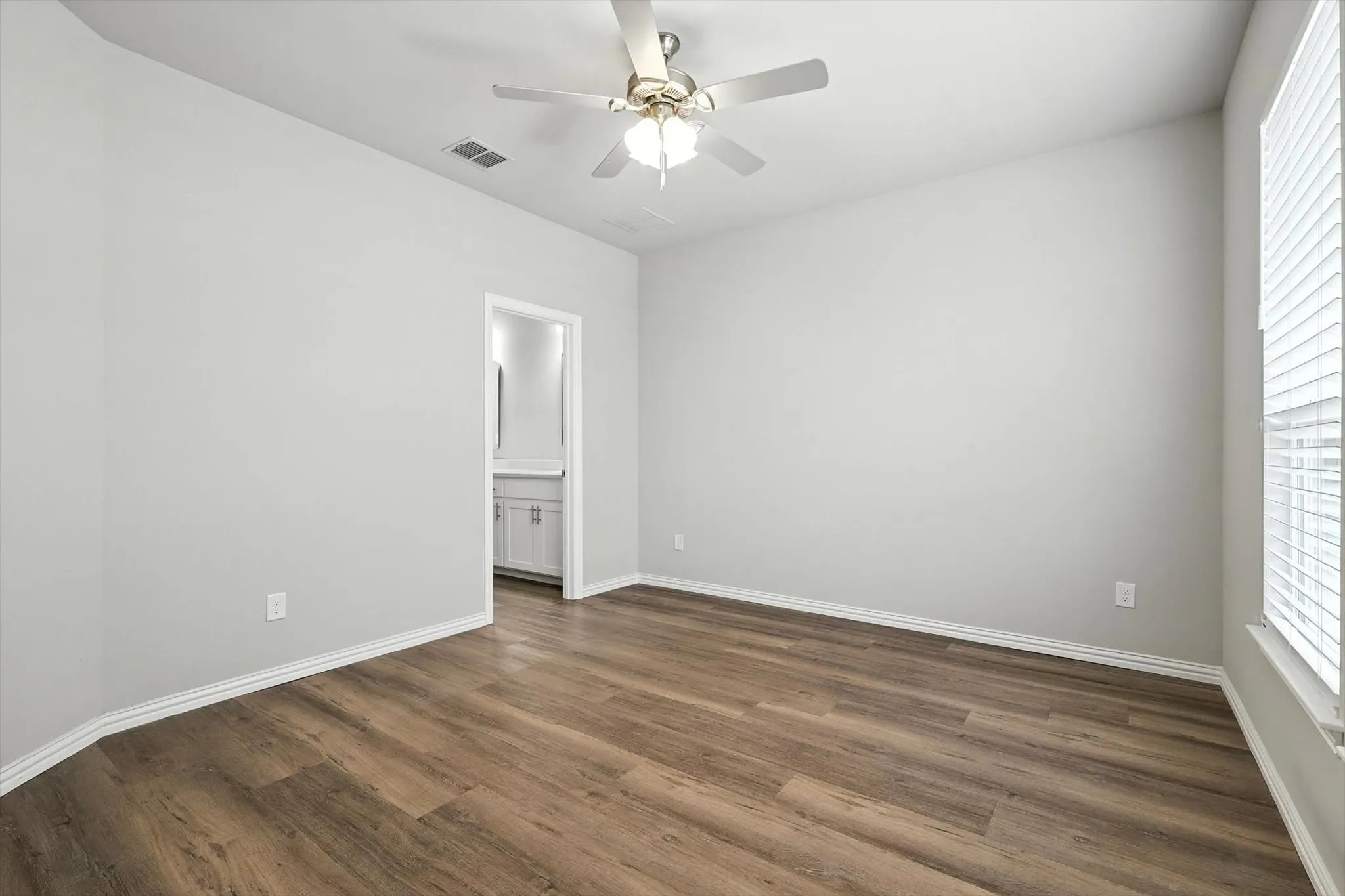 Duplex For Rent in Tarrant County , 212 Wayside Court, Bedford, Texas 76021, 3 Bedroom, 3 Bathroom, 2 Garage spaces, 1,491 Sqft, built in 2022, mls#21377003, Real Estate Agent in Bedford, Homes For Rent in Tarrant county, Homes For Rent in Bedford, Realtor in Bedford Texas, Real Estate Brokerage Independent Realty Texas, Luminita Cordes Realtor