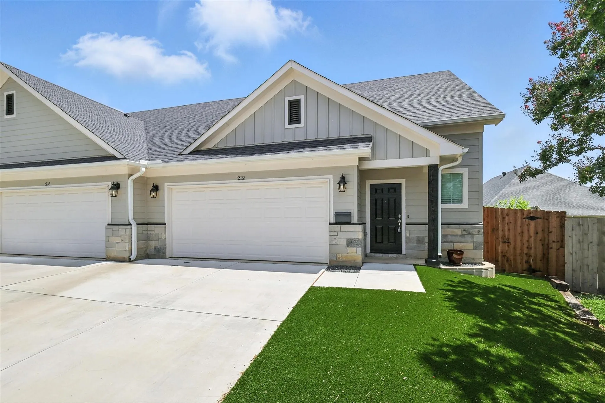 Duplex For Rent in Tarrant County , 212 Wayside Court, Bedford, Texas 76021, 3 Bedroom, 3 Bathroom, 2 Garage spaces, 1,491 Sqft, built in 2022, mls#21377003, Real Estate Agent in Bedford, Homes For Rent in Tarrant county, Homes For Rent in Bedford, Realtor in Bedford Texas, Real Estate Brokerage Independent Realty Texas, Luminita Cordes Realtor